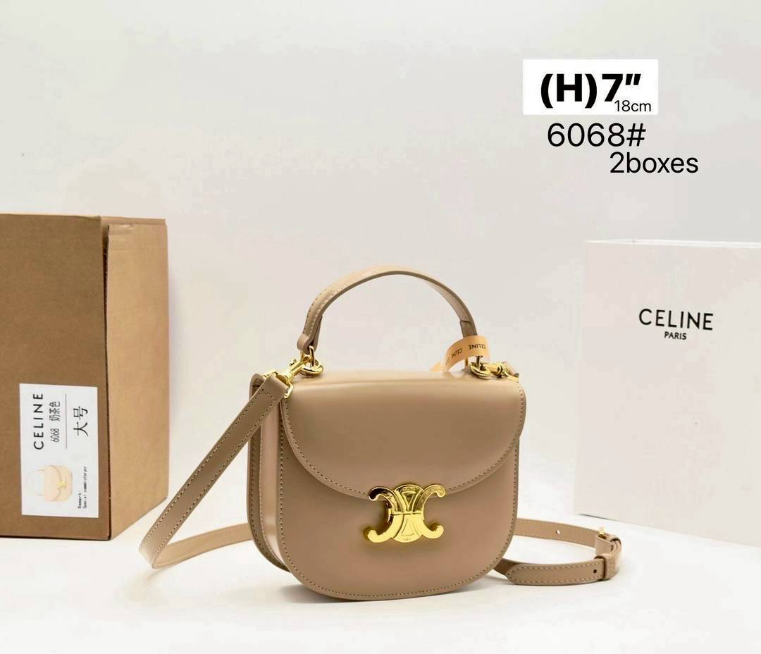 CELINE MINI BESACE CLEA in Triomphe canvas and leather กระเป๋าสะพายพร้อมหูจับถนัดมือ ใหม่ก่อนใคร น่ารักสุดปัง รูปทรงย้อนยุค สไตล์วินเทจลัคชู ภายในเป็นช่องโล่ง มีช่องย่อยให้อีก เป็นไอเท็มที่ควรต้องมีจริงๆ