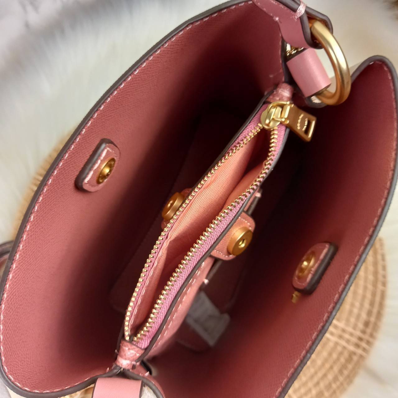COACH SMALL TOWN BUCKET BAG WITH HEART PETAL PRINT(C7975//C7976)🌺💞กระเป๋าถือ กระเป๋าสะพาย ทรงฮิตยอดนิยมตลอดกาล>>ปริ้นลายดอกไม้รูปหัวใจมินิ น่ารักเกินเบอร์มาก🥰 ไม่ว่าจะออกมาคอลเลคชั่นไหนๆ ก็ครองใจสาวๆไปได้ทุกรุ่น/ วัสดุหนังแคน