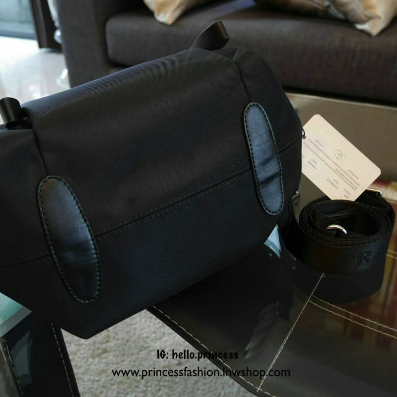 ล็อตราคาดีงาม มาละค้า!!! งานพรีเมี่ยมกิ้ฟ จากเคาเตอร์ต่างประเทศคะ รุ่น Limited edition ค่า ได้ กระเป๋าอเนกประสงค์ ทรง Mini TOTE จากแบรนด์ PRADA มาค่า เป็น กระเป๋าMatte Canvas *ปรับได้สองทรงสวย ใบนี้มีสายยาวให้คะ เลิศมาก สะพายเป็น shoulder bag หรือ ถือได้ค