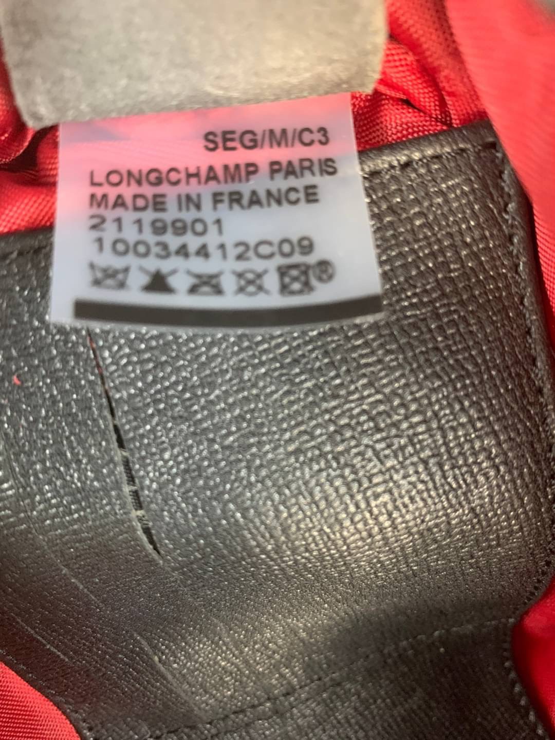 LONGCHAMP LE PLIAGE LGP BELT BAG M เท่ห์อย่างมีสไตล์กระเป๋าทรงคาดอกและคาดเอวดีไซน์แนวสปอร์ต เพิ่มความโดดเด่นทันสมัยด้วยลายซิกเนเจอร์ มีช่องซิปที่ใช้งานง่ายช่วยให้คุณหยิบใช้สิ่งของจำเป็นได้อย่างสะดวกและง่ายดาย และผสานสายรัดแบบปรับได้เข้ากับหัวเข็มขัดตัวล็อ