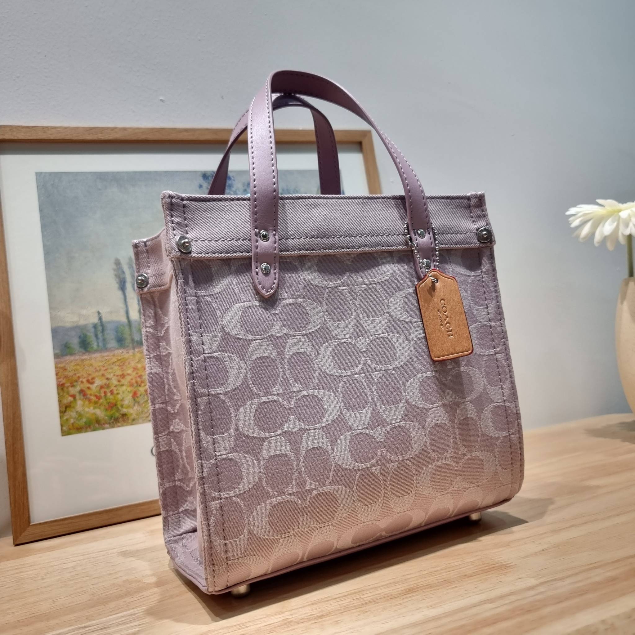 COACH FIELD TOTE 22 IN SIGNATURE DENIM / CJ853 คอลเลคชั่นใหม่ พร้อมสีใหม่ยังไม่เข้าไทย ให้ทุกคนได้มีสวยก่อนใครไปเลย!! กับกระเป๋าทรงโท้ท ไซส์กำลังสวย