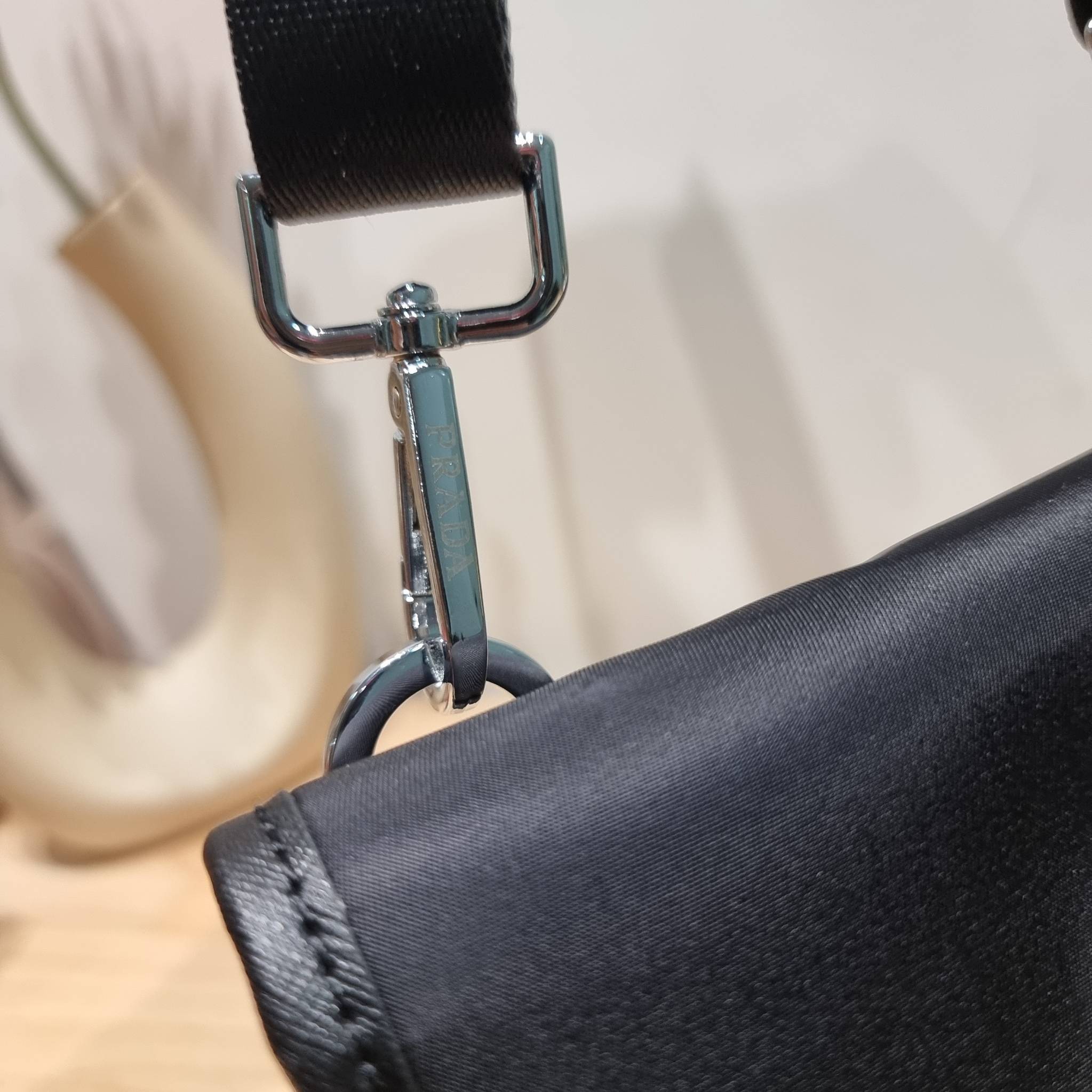 PRADA RE-NYLON AND SAFFIANO LEATHER SMARTPHONE CASE / PRADA Messenger Bag กระเป๋าสะพายสปอร์ต ดีไซน์หรู เรียบง่าย ดูแพง น้ำหนักเบา สายสะพายถอดออกได้