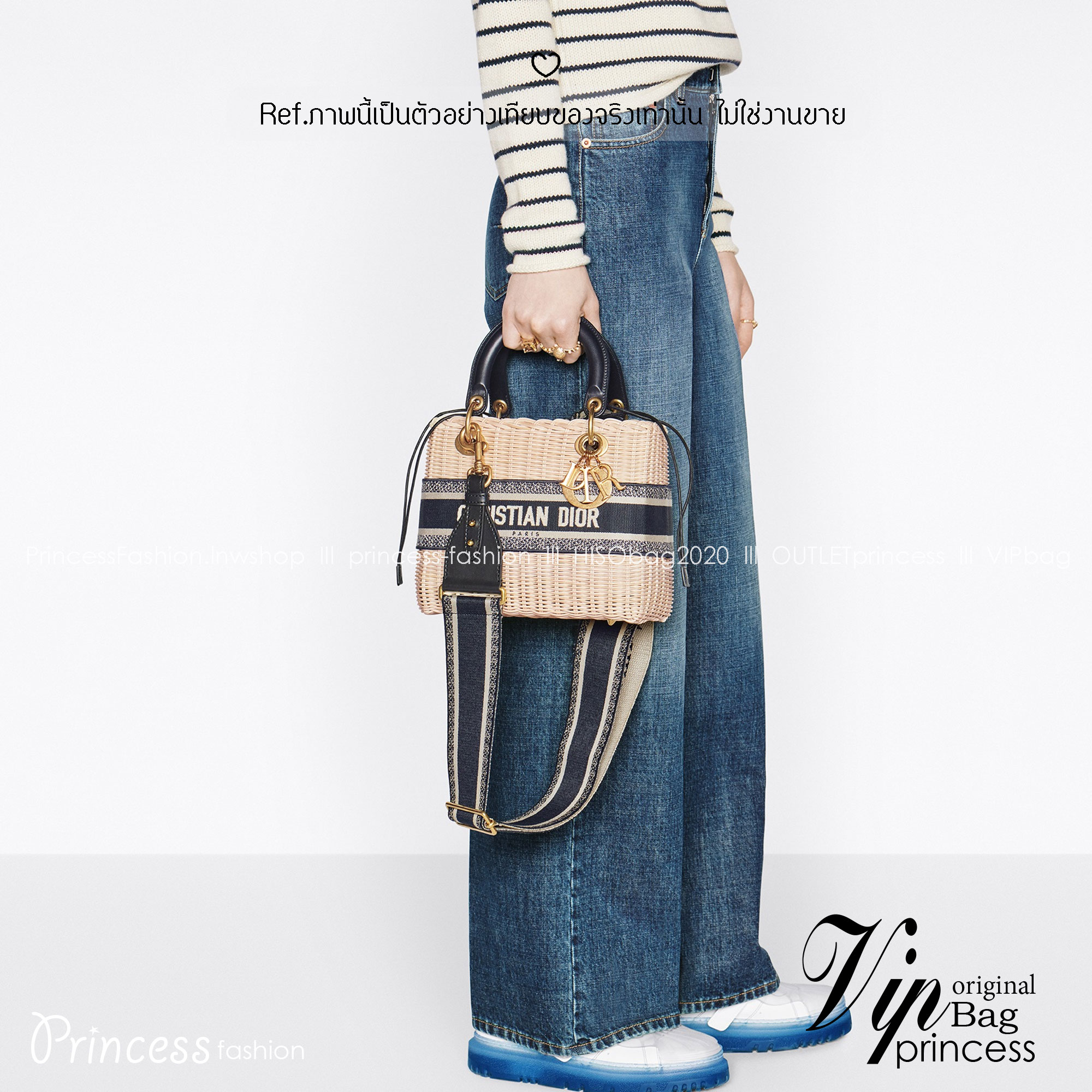 DIOR Lady Natural Wicker Bag กระเป๋าสะพายงานสาน พร้อมผ้าผูกด้านในสวยงามทรงเสน่ห์ จะถือหรือสะพายข้างด้วยสายสปอร์ตก็สวยเลิศ โดดเด่นกว่าใคร งานสวยเกินราคา คุ้มที่สุดในย่านนี้บอกเลย!!