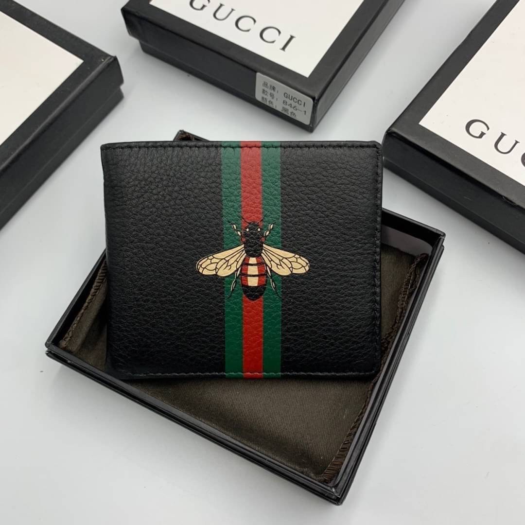 หนังแท้ GUCCI Men Short Wallet รุ่นใหม่ล่าสุด!! หนังสวยเริด ดีงามมากค่าาา กระเป๋าสตางค์ใบสั้น ดีไซน์ใหม่ สวยดูหรู ถือใช้กำลังเหมาะมือ ใส่บัตรได้เยอะ ใส่ธนบัตรได้ทุกชนิด มาครบ set พร้อมส่ง!! เป็นไอเท็มที่หนุ่มๆต้องมีจริงๆจ้า 😎😎