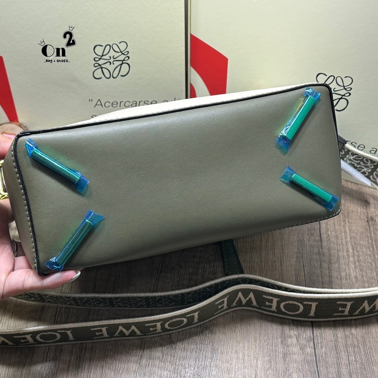 LOEWE Puzzle bag กระเป๋าสะพายแบรนด์หรู ทรงคล้ายลูกลักบี้ มาพร้อมสายยาวผ้าแจ็คการ์ด สวยงามมากค่ะ เกรดออริ ใช้งานต่างประเทศได้