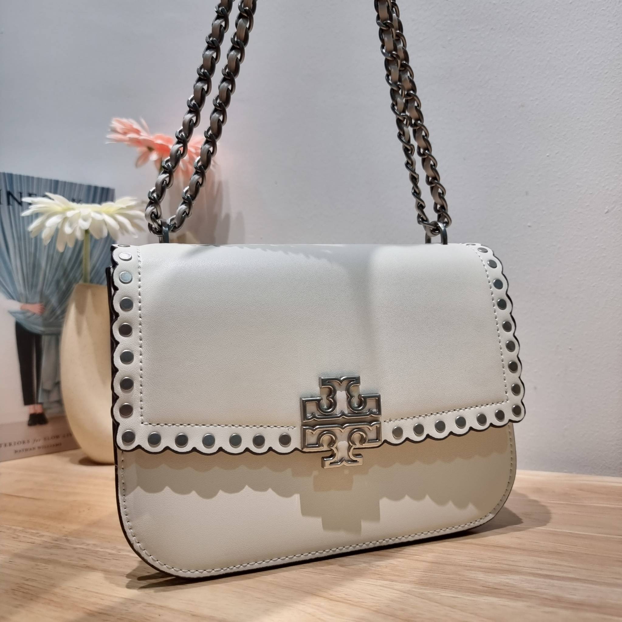 TORY BURCH BRITTEN STUDDED CROSSBODY BAG / Tory Britten Small Adjustable Shoulder Bag คอลเลคชั่นผู้ดี ดีไซน์ใหม่ล่าสุด กระเป๋าสะพายตัวท็อป ที่ตกแต่งด้วยโลโก้และหมุดสวยงาม
