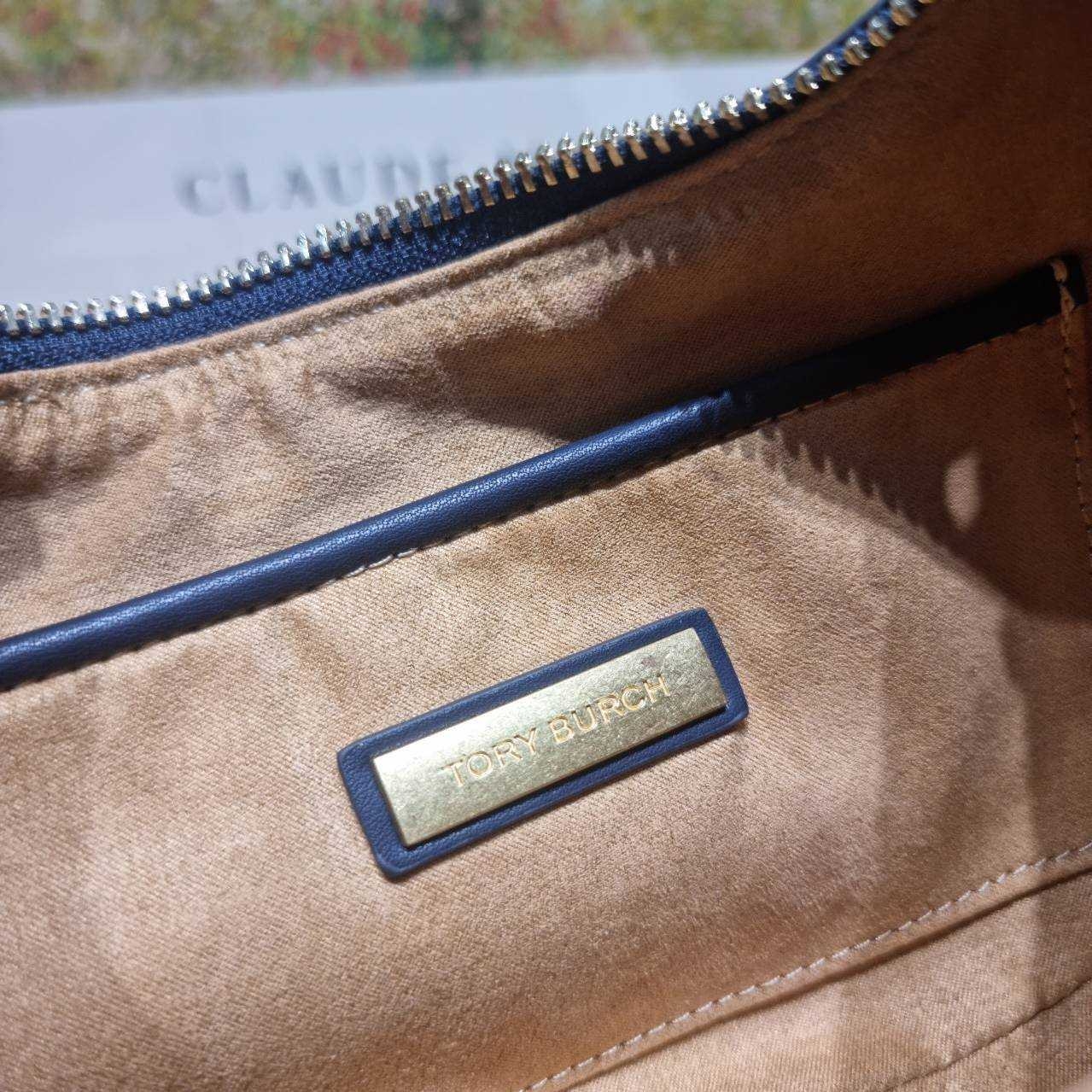 TORY BURCH T MONOGRAM CRESCENT BAG คอลเลคชั่นใหม่มาแรง! สมแก่การรอคอยในสไตล์ทีโมโนแกรมอันเป็นเอกลักษณ์ รูปทรงสวยโดดเด่น สะพายง่ายคล่องตัว