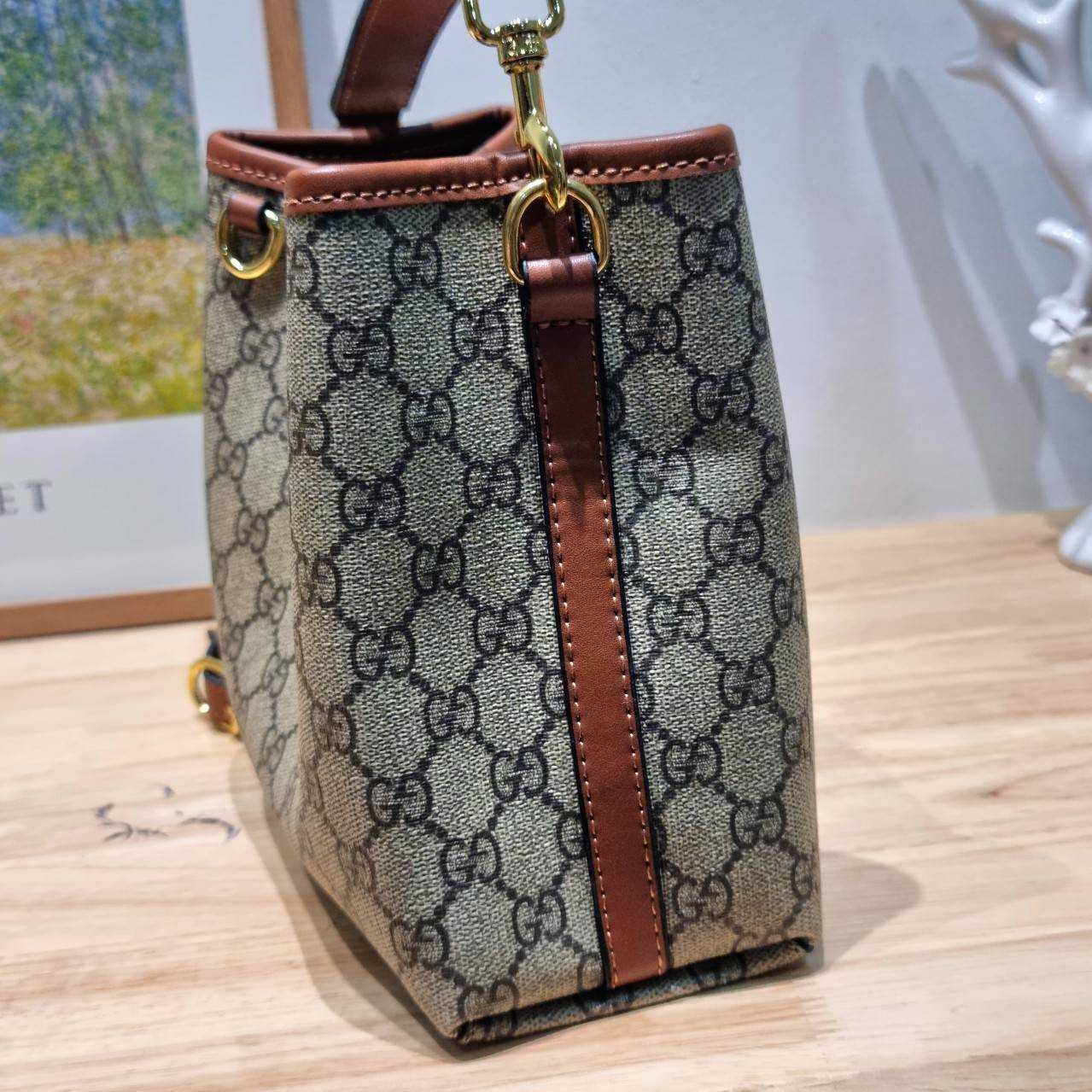 GUCCI GG Emblem mini bucket bag ดีไซน์คลาสสิคคงความเอกลักษณ์ กับรูปแบบใหม่กระเป๋าถือ/สะพายทรงบัคเก็ต ขนาดกำลังน่าใช้มากๆ