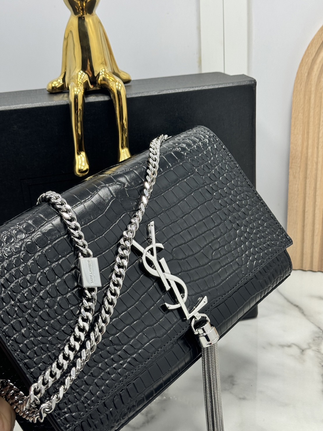 ORI หนังแท้ | 24cm Ysl Kate Croc Tassel Bag / YSL Woc Bag กระเป๋าสะพายทรง woc เรียบหรูดูแพงที่แท้จริง งานหนังลายจรเข้เต็มใบโดดเด่นด้วยโลโก้แบรนด์สุดหรู พร้อมพู่ห้อย รุ่นฮิตลอดกาลดูดีมีระดับ