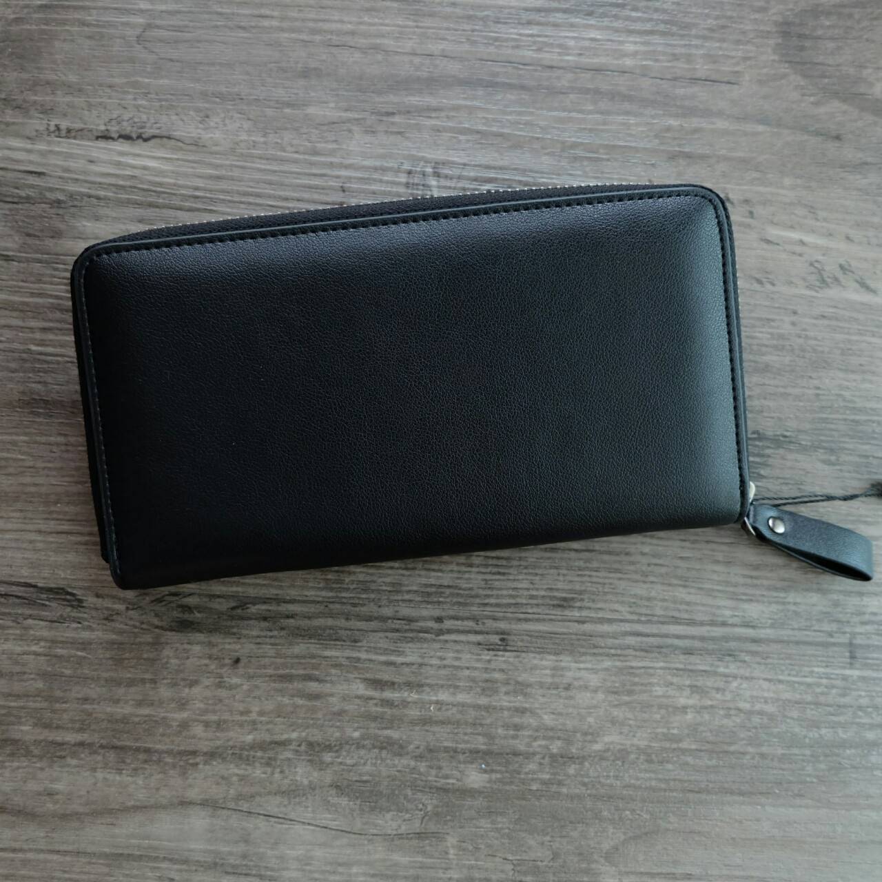 Calvin Klein Long Wallet กระเป๋าสตางค์ใบยาวซิปรอบ ภายในมีช่องใส่ธนบัตร ช่องใส่บัตรหลายช่อง และช่องซิปสำหรับใส่เหรียญ จะมอบเป็นของขวัญหรือใช้เองก็แนะนำเลยค่ะ