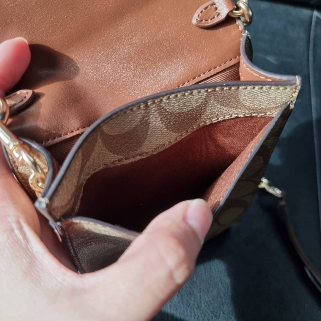 COACH RACHEL PHONE CROSSBODY IN SIGNATURE CANVAS พร้อมส่ง กระเป๋าสะพาย case phone ต้องมา ให้คุณพกพา gadget ล้ำไปได้ทุกที่ ใส่โทรศัพท์มือถือได้ทุกรุ่น ดีไซน์ใหญ่กว่าเดิม