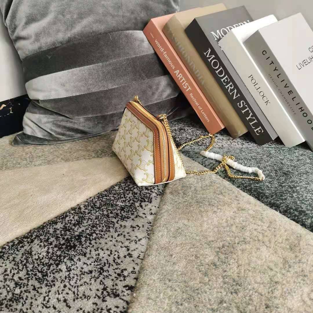 VIP 】หนังแท้ CELINE CLUTCH WITH CHAIN IN TRIOMPHE CANVAS AND LAMBSKIN WHITE/TAN กระเป๋าคลัทช์ดีไซน์เรียบหรูออกแบบมาได้อย่างลงตัว พร้อมสายสะพายโซ่ทองสุดหรู ด้วยรูปทรงที่สวยงามและทันสมัย สามารถใส่กระเป๋าสตางค์ใบสั้นหรือเครื่องสำอางค์ได้ตามขนาดกระเป๋า ในเรื่