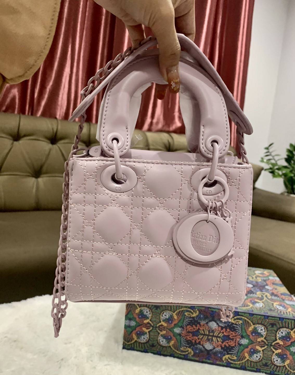 VIP 】MICRO LADY DIOR BAG Cloud ฺBlack & Pink My ABC Cannage Lambskin : VIP GIFT WITH PURCHASE (GWP) พรีเมี่ยมกิ้ฟ Limited Edition จาก DIOR DUTYFREE COUNTER ความสง่างามอีกหนึ่งรุ่นของ Dior รูปทรงสีเหลียม ขนาดกระทัดรัด อะไหล่เข้ากับสีกระเป๋า ตั้งอยู่ทรง ฐาน