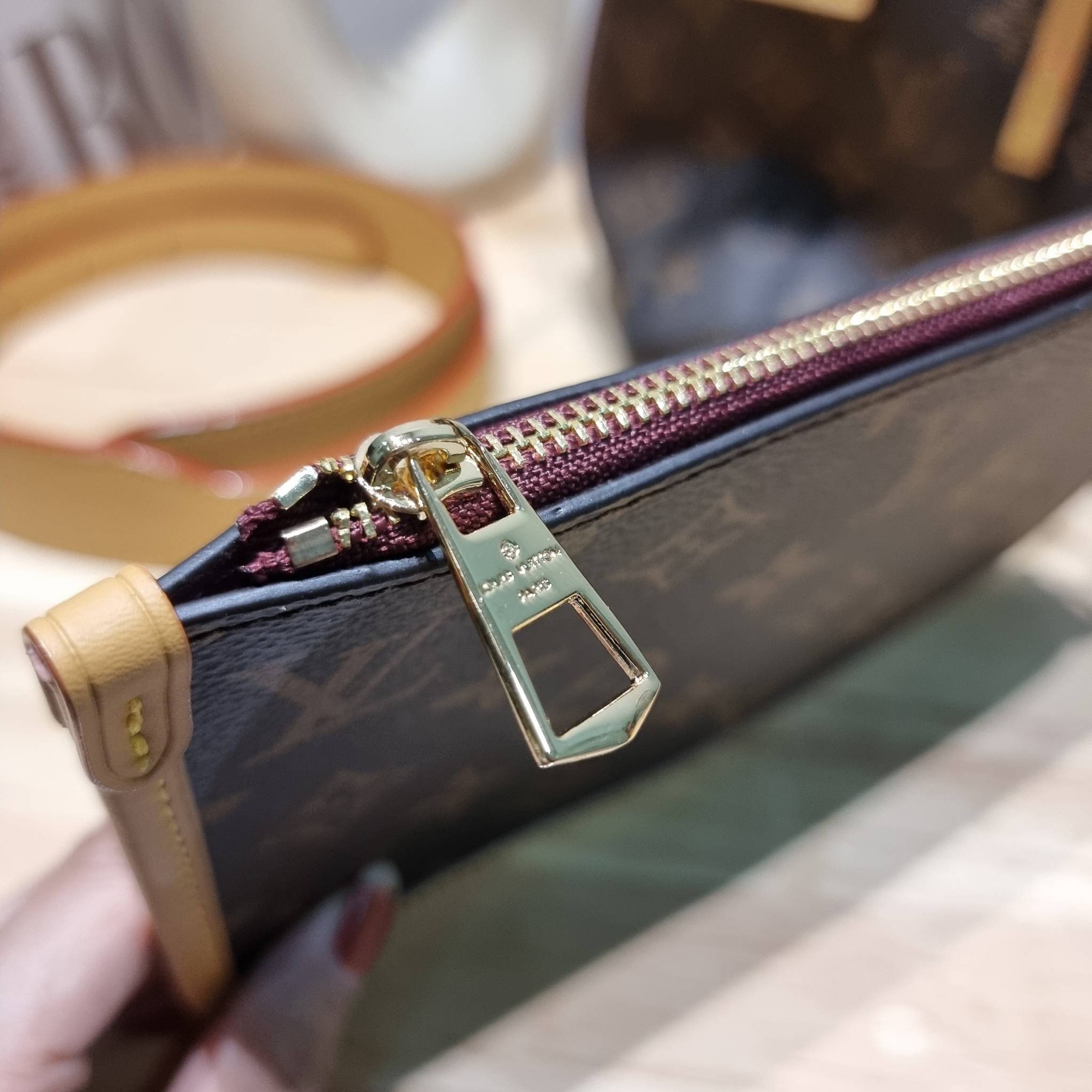 LV CARRYALL PM รุ่นลิมิเต็ดที่สาวๆตามหา กระเป๋าสะพายไหล่ทรงสวย ดีไซน์เรียบง่ายคลาสสิค หรู ดูผู้ดี รูปทรงใช้งานง่าย มาพร้อมใบลูก ไว้เก็บของจุกจิก วัสดุหนังแคนวาส ปากกระเป๋ามีสายหนังผูกกันของหล่นได้และยังมีกระดุมแม่เหล็กอีกด้วย สายสะพายถอดปรับได้ ภายในโล่งก