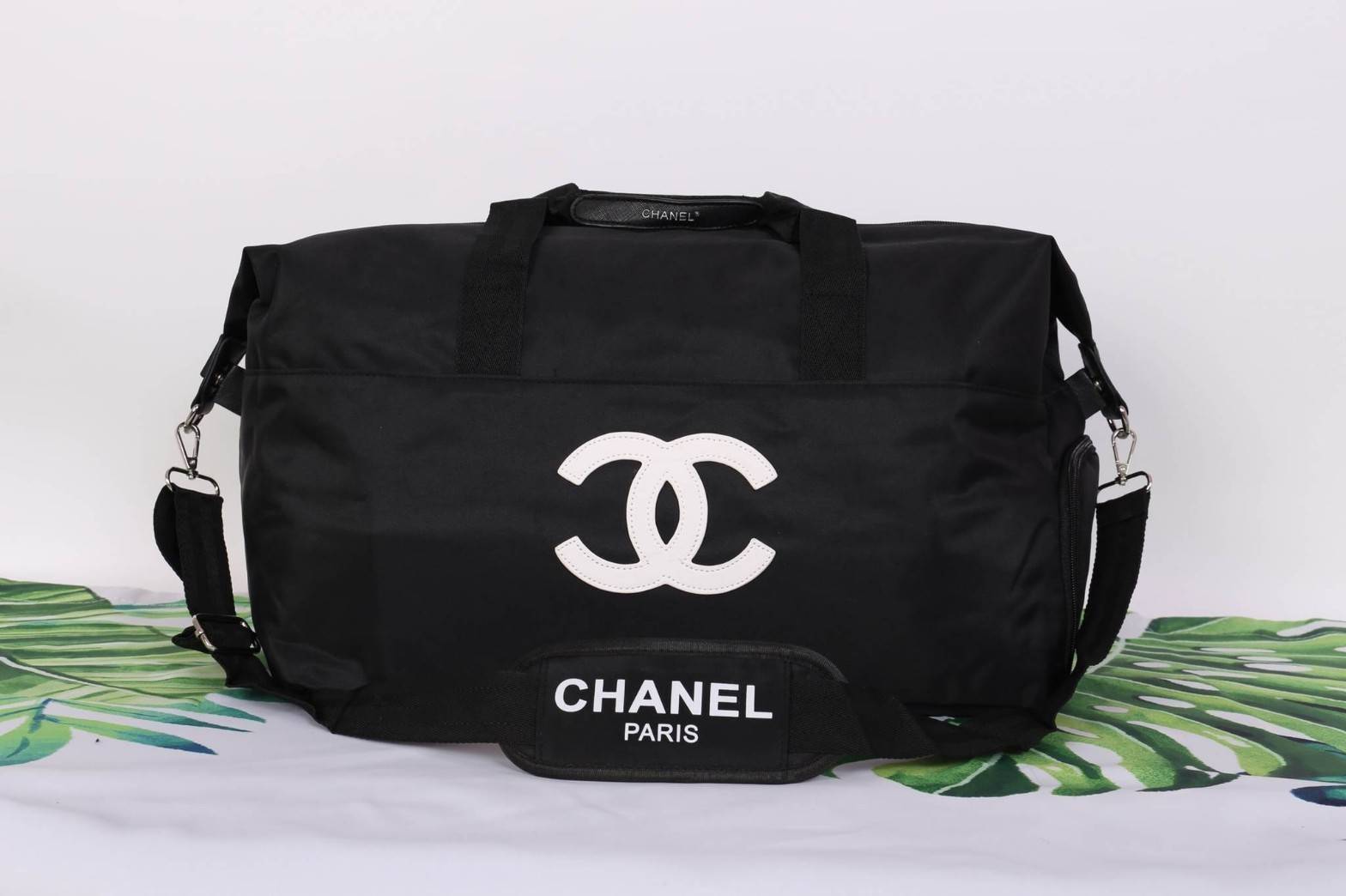 Chanel Authentic VIP Gift Bag Duffle Gym Travel สินค้าเป็นของแท้ รุ่นใหม่ จากเค้าเตอร์เครื่องสำอาง/น้ำหอมของแบรนด์- Chanel vip gift bag ของแท้ 100% ใช้เป็นกระเป๋าเดินทาง/ไปฟิตเนส ไปยิมหรือต่างจังหวัดได้สบายเลยค่ะ หัวซิปปั้มโลโก้ ด้านในเป็นช่องกว้าง และช่อ