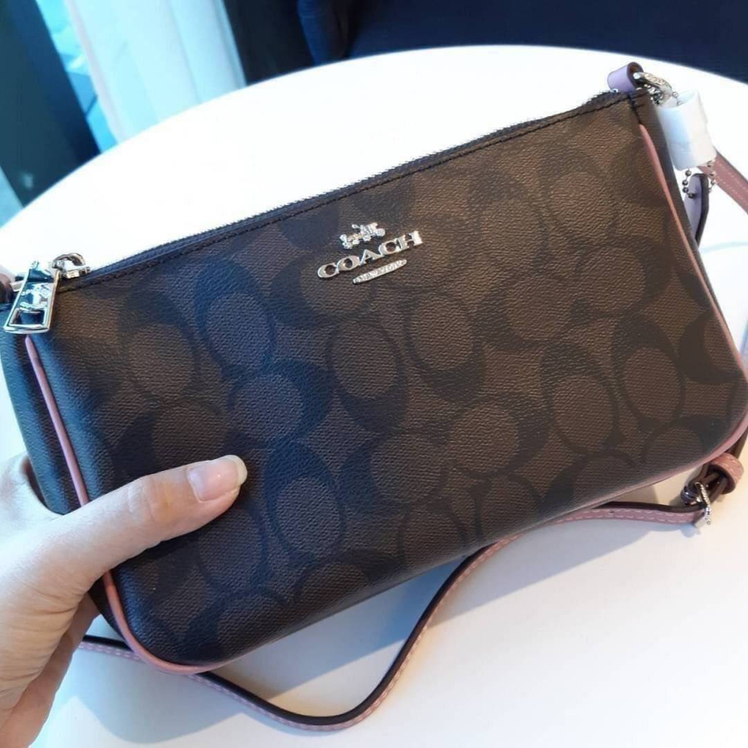 COACH F58321 TOP HANDLE POUCH อีกรุ่นฆ่าไม่ตาย!! 😎 ขายดีขายหมด ขายรวยขายปังๆ!! กระเป๋าพอชจากโค้ช ทรงใช้งานง่าย สะดวก กะทัดรัด วัสดุหนังแคนวาสเคลือบคุณภาพดี มาพร้อมสายคล้องในตัว และสายสะพาย crossbody ปรับเปลี่ยนได้ตามสไตล์ อีกหนึ่งไอเท็มที่สาวๆต้อง