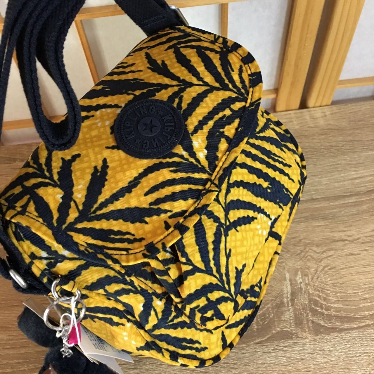 Kipling Nuria Shoulder Bag K10026 กระเป๋าสะพาย collection ตัวแพงของ Kipling ของแท้ จากโรงงาน OEM. วัสดุ 100% nylon รูปทรงสวย ขนาดกระทัดรัด สะพายคล่องตัว เปิดด้วยกระดุมแม่เหล็ก มีช่องกระเป๋าด้านหน้า ช่องซิปหลัก ด้านในโล่ง ซับในลายสวย มีช่องซิป และช่องใส่ขอ