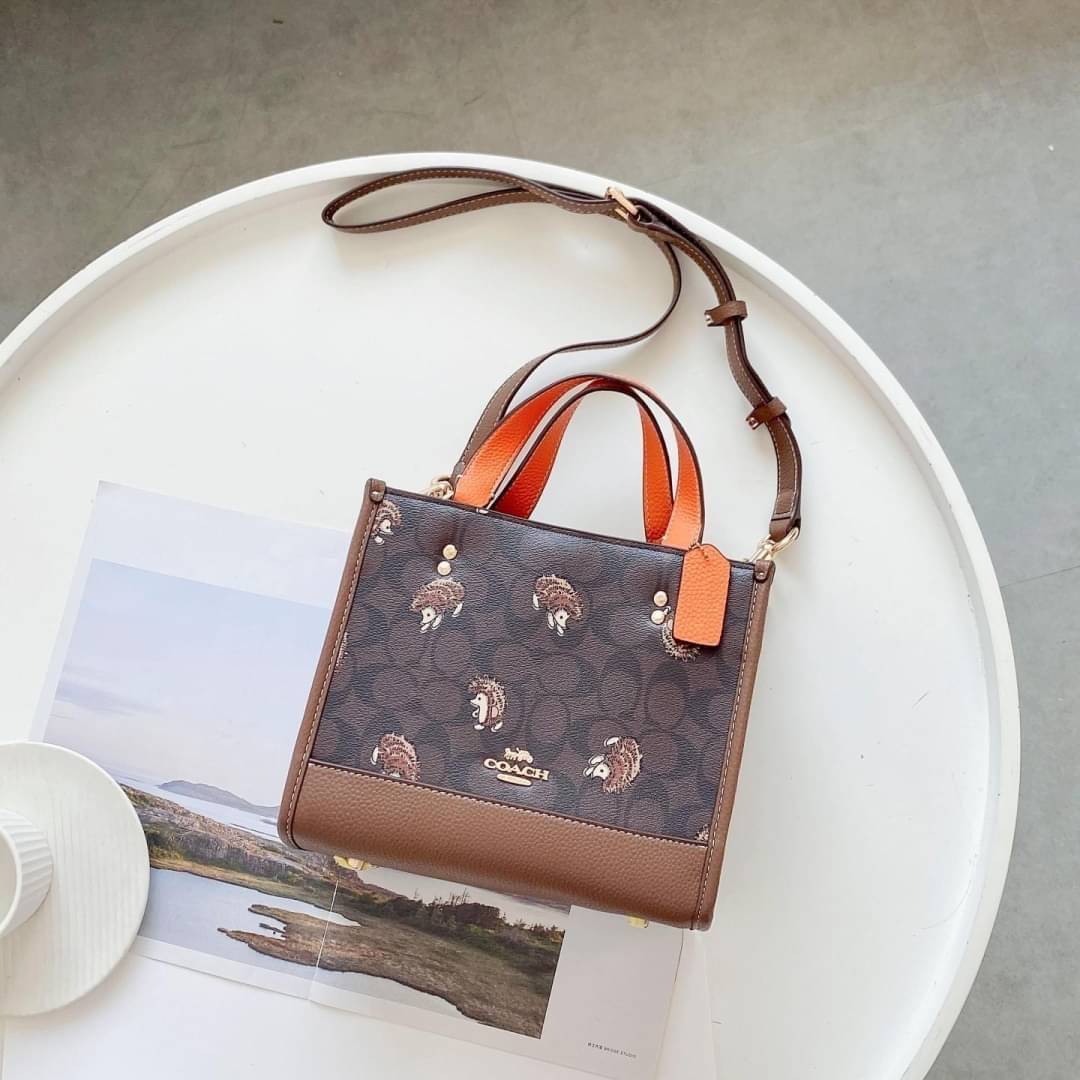 COACH DEMPSEY TOTE IN SIGNATURE CANVAS WITH HEDGEHOG PRINT 🦔 ((CC769)) เม่นเต้นรำ สวย น่ารัก มากๆค่ะ ใหม่กันต่อ ไปสวยกันให้สุดค่ะ! กับกระเป๋าทรงTOTE รุ่นใหม่ล่าสุด 🌟จุดเด่นของรุ่นนี้คือปริ้นท์ลายเม่นเต้นรำทั้งใบ น่ารักน่าเอ็นดูมากๆค่ะ เปิด