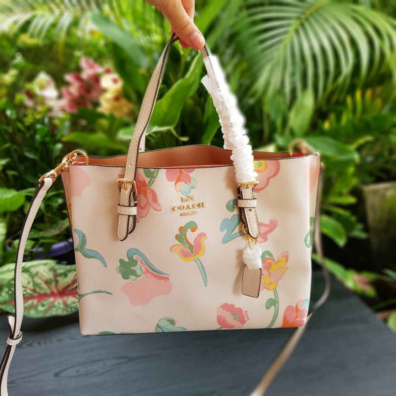 COACH C8217 MOLLIE TOTE 25 WITH DREAMY LAND FLORAL PRINT คอลใหม่ล่าสุด ยังไม่เข้า shop ไทย สวยๆแบบไม่ต้องรอพรีฯให้ยาวนาน กับกระเป๋าโท้ทไซส์เล็กที่สาวๆต่างก็ต้องปักใจรัก สวยสมใจ ดีไซน์ลวดลายดอกไม้ คละเคล้าเต็มใบ ละมุน สดใส น่าใช้สุดๆ วัสดุหนังแคนวาส ภายในโ