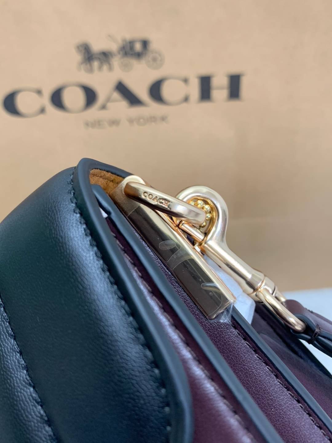 COACH SMALL GEORGIE TOP HANDLE IN BLOCKED SIGNATURE CANVAS ((6504//0468//6192//6015)) compact body portable shoulder bag 🌈ห้ามพลาด รุ่นแนะนำค่าา! พร้อมส่งทันที! กระเป๋าหิ้ว//สะพายข้างได้ วัสดุหนังแท้ 🔺หนึ่งใบทำลายหนังผสมกัน3แบบได้ลงตัวสวยง