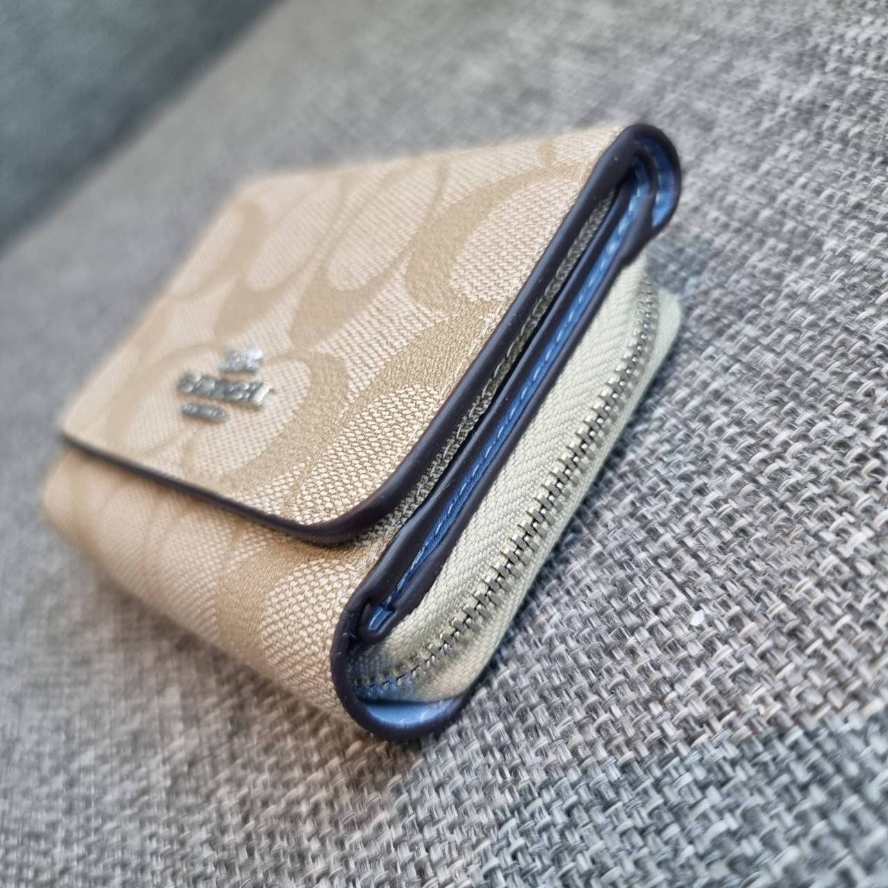 OUTLET 】COACH F41302 SMALL TRIFOLD WALLET IN SIGNATURE CANVAS สวยคลาสสิค พกพาง่าย ใบเล็กน่ารักน่าใช้ ต้องยกให้ใบนี้จ้า 💗💋 ตอบโจทย์คนชอบพกน้อยที่สุด!! กระเป๋าสตางค์ใบสั้นหนังแคนวาสเคลือบคุณภาพดี ภายในเป็นหนังแท้ ใส่บัตร ใส่ธนบัตรได้ทุกชนิด 