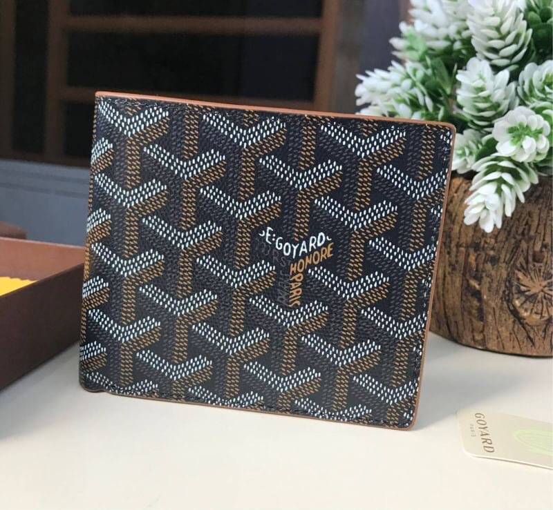 VIP GIFT 】GOYARD Victoire Bifold Wallet กระเป๋าสตางค์ผู้ชายใบสั้น พร้อมส่ง 6 สี พร้อมกล่องสวยหรูน่าใช้มากค่ะ อีกรุ่นที่ยอดขายไม่เคยตก 🤑🤑 ใบจริงดูผู้ดี ดูแพง!! ภายในมีช่องใส่บัตรได้เยอะ ใส่ธนบัตรได้ทุกใบ ห้ามพลาดจร้าา!! ((รุ่นเดินด้ายโทนสีเ