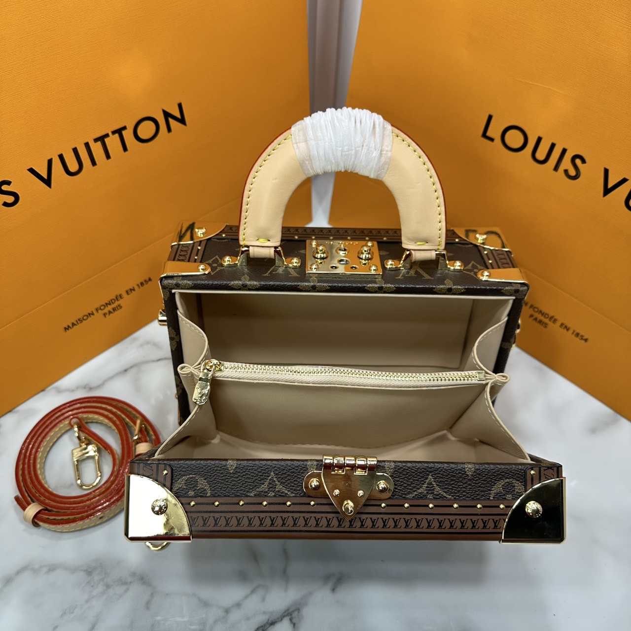 ORI หนังแท้ | LV Petite Valise Trunks S-lock Monogram canvas กระเป๋าสะพายทรงทรังค์ดีไซน์ขนาดเล็กพกพาสนุก เปี่ยมไปด้วยพลังและหรูหรา แคนวาสเคลือบลายโมโนแกรม ตัดขอบด้วยหนัง และฮาร์ดแวร์สีทอง ทรังก์เดินทางสไตล์เฟมินีนที่คุณควรมีในครอบครอง