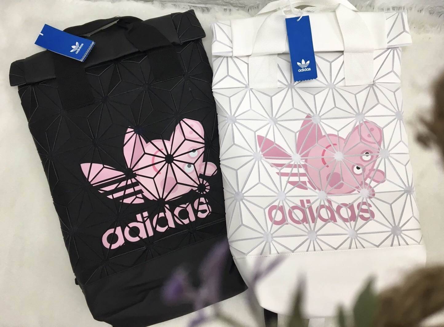 New!!! Adidas Peppa Roll Top 3D กระเป๋าสะพายหลังเนื้อ mate อย่างดี ด้านหน้าพิมโลโก้แบรนด์ พร้อมรูปหมู peppa limited สวย น่าใช้มากๆ เปิดกระเป๋าแบบกระดุม เปิดปิดแบบตีนตุ๊กแกม้วนพับ สายสะพายลดการเจ็บเมื่อยล้าได้เป็นอย่างดี ภายในโล่ง กว้างลึก ใส่ของจุทีเดียวค