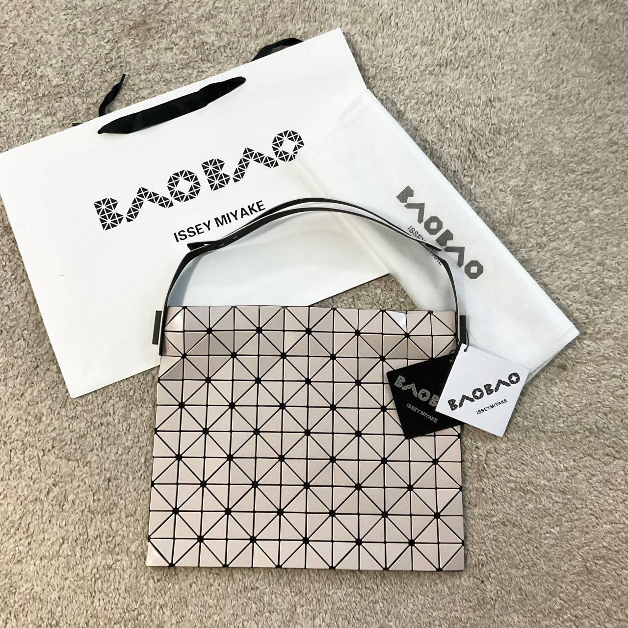 รุ่นใหม่ล่าสุด! พร้อมส่งที่ไทย! BAO BAO ISSEY MIYAKE BAGUETTE HANDBAG (LARGE) กระเป๋าสะพายไหล่จากทรงสวย วัสดุ 100% POLYVINYL CHLORIDE ด้านในใส่ของได้กำลังดีเลย ใส่ไอแพดมินิ กระเป๋าสตางค์ยาวได้ สมุดโน้ตได้สบายเลย วัยทำงานหรือวัยนักศึกษา อย่างน้อยต้องมีแบรน