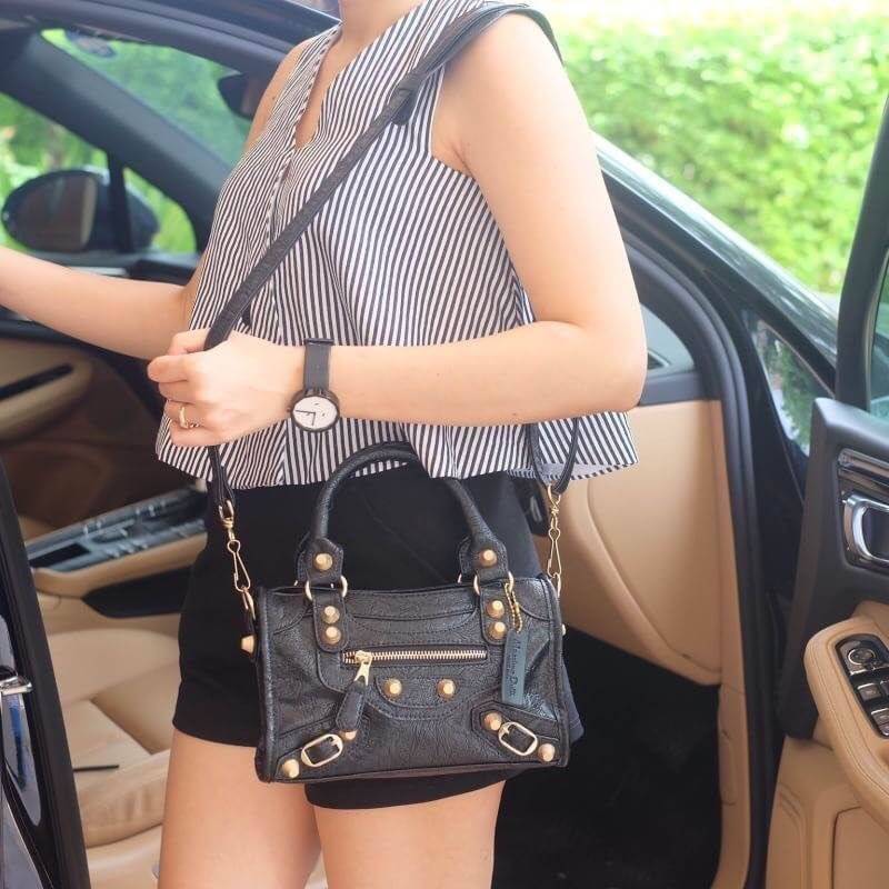 ❤️ กระเป๋าทรงสุด ฮิตจาก Massimo Dutti ขนาดมินิ สะพายแล้ว ได้ look cool มากค่า รับประกันเลย ภายในมีช่องแยกเก็บเป็นสัดส่วนดีคะ น้ำหนักเบา จุของได้คุ้มคะ มีสายยาวให้ ถือ/สะพายได้เลยคะ ใบนี้ แม่ค้าแนะนำเลย ใช้ได้ทุกโอกาส จริงๆ คะ