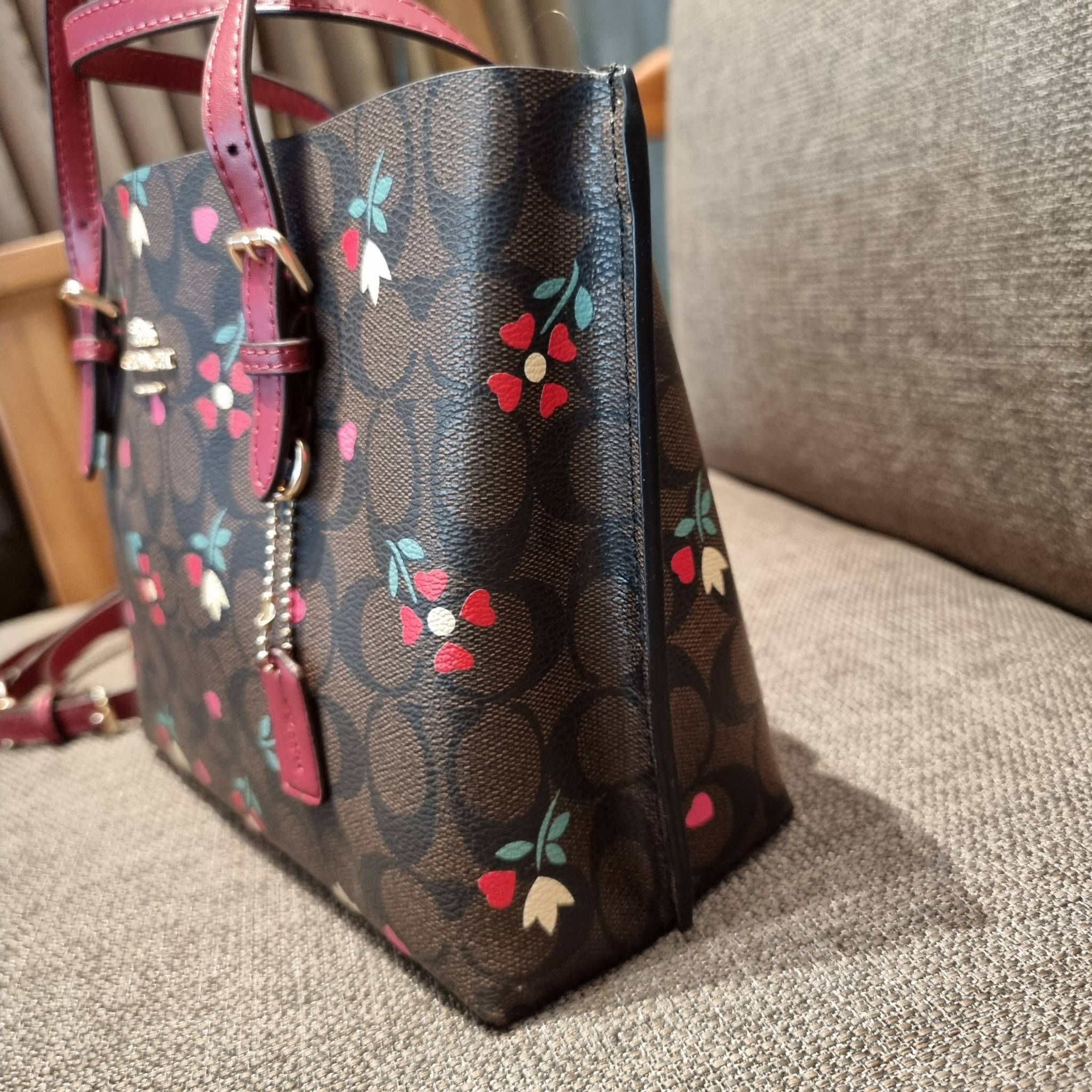 COACH C4250 MOLLIE TOTE 25 IN SIGNATUE CANVAS WITH HEART FLORAL ดีไซน์ใหม่ล่าสุด กระเป๋าโท้ทไซส์เล็กที่สาวๆต่างก็ต้องปักใจรัก รอบนี้น้องถูกเติมแต่งลวดลายดอกไม้ เพิ่มดีเทลความน่าใช้ไปอีก วัสดุหนังแคนวาส ทนทาน ภายในโล่งกว้าง มีช่องซิปกลางใส่ของได้ ขนาดกำลัง