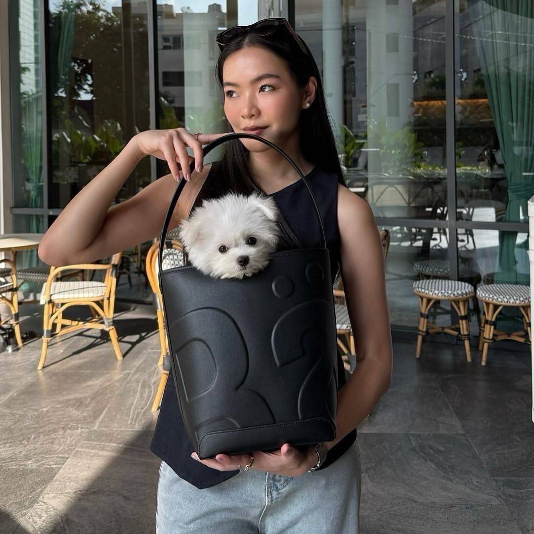 Rally The Bag Whisper กระเป๋าทรงบัคเก็ตงานหนังรุ่นใหม่ ฮอทติดลมบน มาแรงสะพายกันทั่วบ้านทั่วเมือง สายแบกสายขนห้ามพลาดจุของได้เยอะ รุ่นหนังผิวสัมผัสนิ่มมือ ทนทานและจุสิ่งของได้ครบครัน