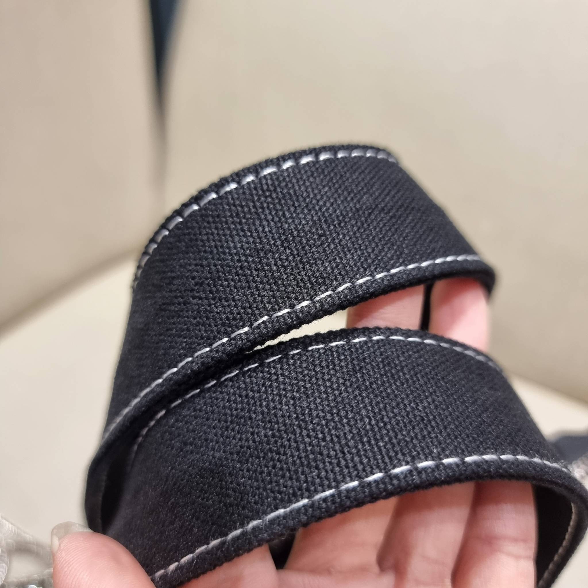 ALEXANDER WANG HANDBAG MINI TOTE WITH RHINESTONE กระเป๋าทรงมินิโท้ท น่ารักน่าเอ็นดู น่าใช้เหลือเกิน!! ด้วยความโดดเด่นเด่นของการตกแต่งพลอยเทียม ให้ดีเทลหรู ตัดสลับด้วยผ้าแคนวาส เพิ่มความทนทาน ลงตัวมากๆ และยังใช้งานง่ายด้วยหูจับในตัว เปิด-ปิดด้วยซิป ภายในเป