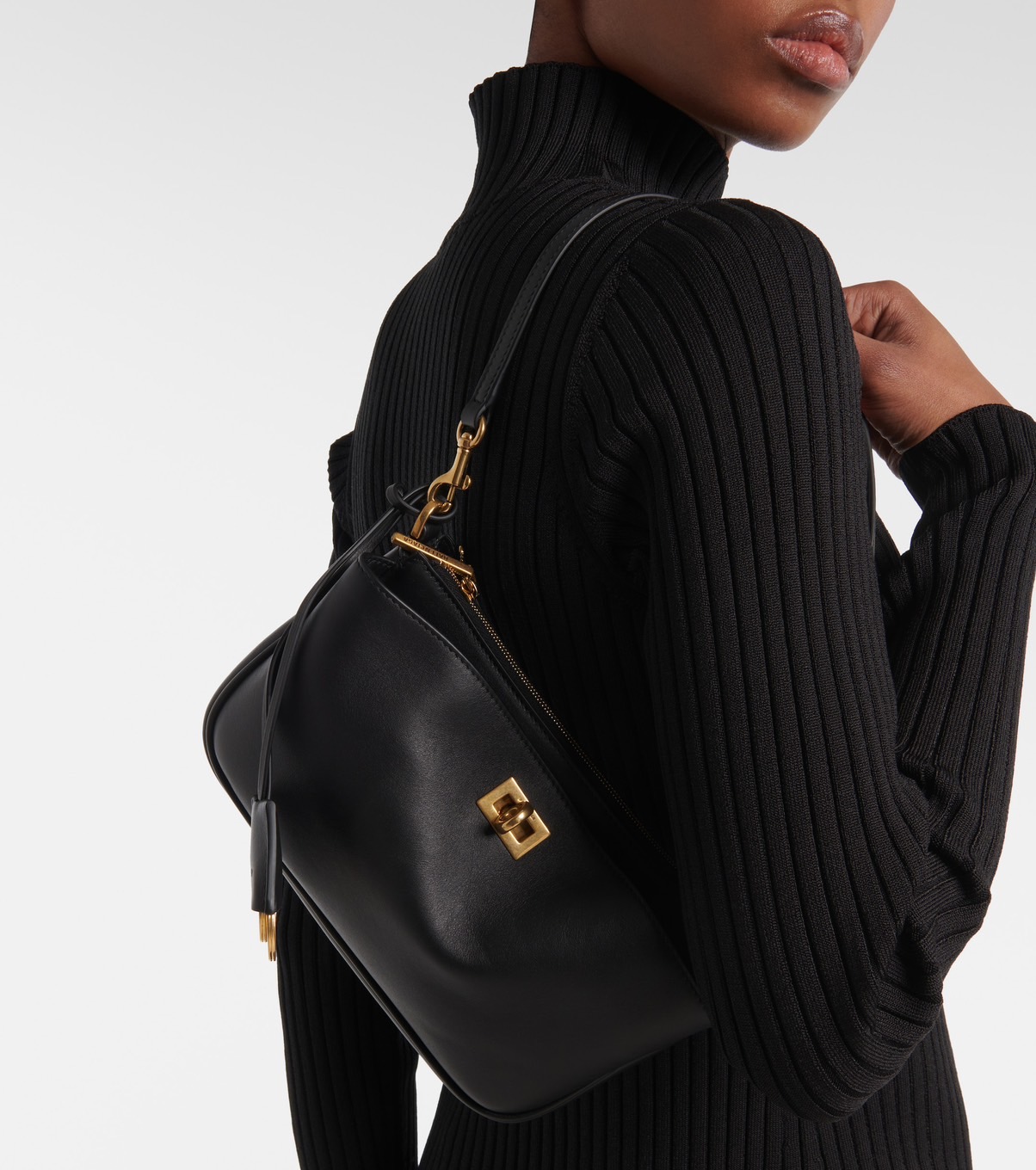 Balenciaga Rodeo Sling Pochette / Balenciaga shoulder leather bag 22cm กระเป๋าสะพายทรงพอชที่สุดของไฮแบรนด์สุดไอคอนิค ดีไซส์เรียบหรู สวยจับต้องได้ ถือหรือสะพายไหล่ได้เก๋มากๆ ถือออกงานก็ได้ลุคไฮแฟชั่นหรูๆ