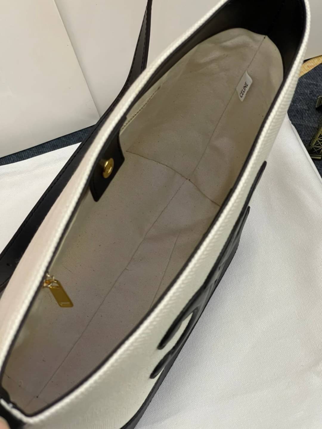 หนังแท้ CELINE SMALL BUCKET CUIR TRIOMPHE IN SMOOTH CALFSKIN / CELINE BUCKET BAG CUIR TRIOMPHE พร้อมส่งที่ไทย คอลเลคชั่นใหม่ ฮิตข้ามปี กับกระเป๋าสะพายทรงถัง ใช้งานง่ายที่สุด สายสะพายในตัว ปรับใช้ได้เลย วัสดุหนังวัว เรียบหรู ผู้ดีไปอีก โดดเด่นด้วยโลโก้เอกล