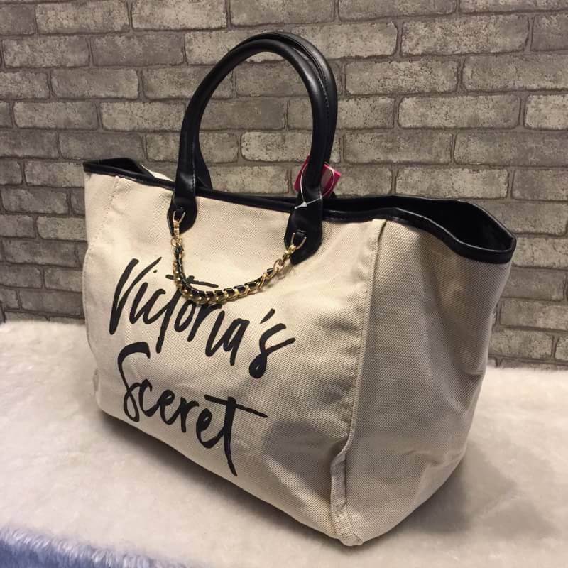 กระเป๋าแฟชั่น ทรง shopping สไตล์ victoria's secret แปลกใหม่อินเทรนด์ สินค้านำเข้า งาน ชน shop ดีไซน์สวย เก๋ น่ารัก เรียบหรู ใส่ของได้จุใจ เหมาะสำหรับสาวๆทุกคนที่มีของเยอะ งานเย็บเนี๊ยบ แข็งแรงทนทาน ใช้ได้นาน สีก็แมทเสื้อผ้าได้ง่าย สวยล้ำก่อนใคร มีสีเ