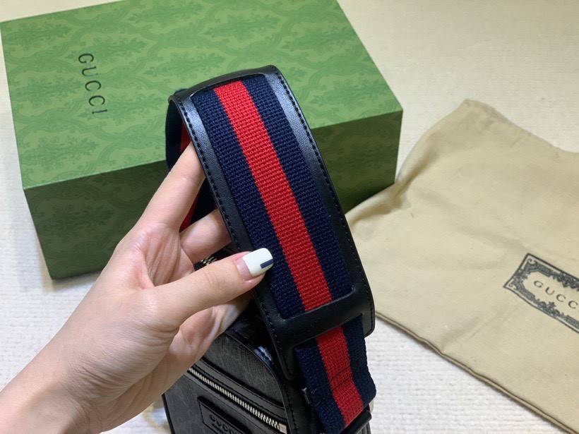 VIP GIFT 】หนังแท้ GUCCI GG Black messenger Crossbody ขนาดเล็ก ทรงแนวตั้ง มีช่องให้ใส่ของได้อยู่ 2 ช่อง เป็นซิบรูดเปิดปิดด้านบน และด้านหน้า โดดเด่นด้วยลวดลายกระเป๋าที่ ใช้ตัวโลโก้ของ GUCCI มาทำเป็นแพทเทิร์น ซึ่งกระเป๋าแต่ละใบอาจมีตำแหน่งที่แตกต่างกัน แปะตั