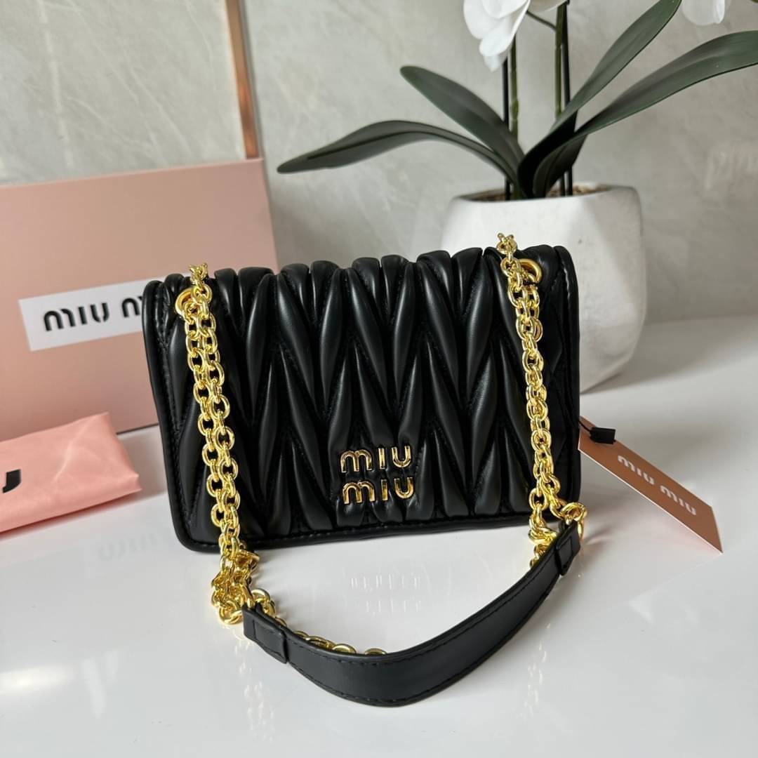 Miu Miu Matelassé Nappa Leather Mini Bag / Miu Miu Woman’S Bag Chain Mini bag กระเป๋ามินิรูปทรงสี่เหลี่ยมวัสดุหนังNappa มีความนุ่มมือและเงางาม