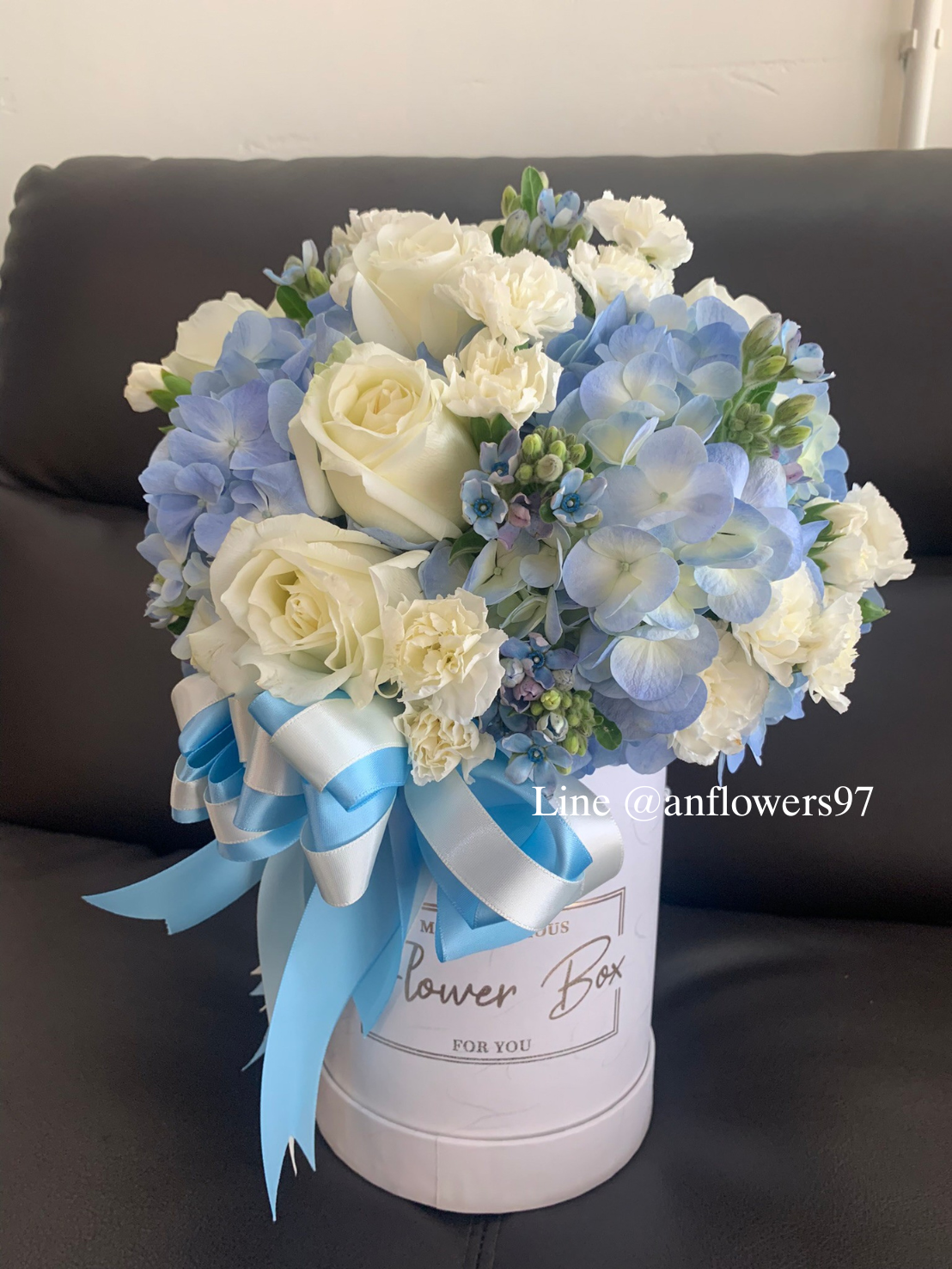 Flowers box ดอกไม้โทนสีฟ้าขาว