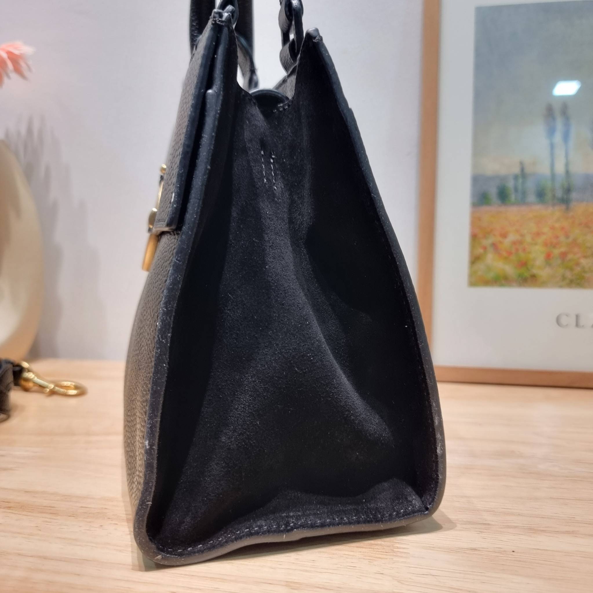 TORY BURCH MILLER TOP HANDLE SATCHEL ใหม่ล่าสุด กับกระเป๋าสะพายรุ่นยอดนิยม ที่มาในดีไซน์ top handle ให้สะดวกใช้ได้มากขึ้นด้วยหูจับในตัว โดดเด่นด้วยโลโก้สีทอง