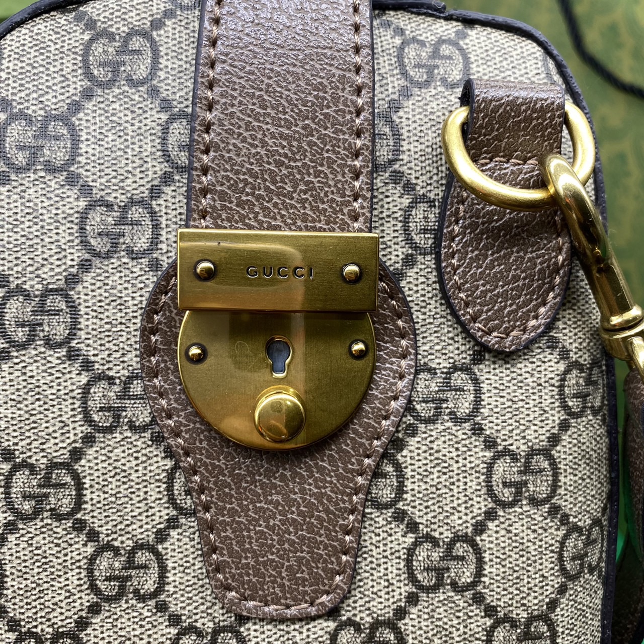 หนังแท้ Gucci keepall Ophidia GG medium carry-on duffle กระเป๋าใบใหญ่จุใจ ใส่สัมภาระขึ้นเครื่องเดินทางได้ ใส่เสื้อผ้า รองเท้า เอกสาร A4 iPad Notebookได้ หูจับแข็งแรง สายสะพายยาวถอดออกได้ สะพายไหล่หรือ Crossbody ก็ดูดี ใช้ได้ทั้งชายหญิง ภาพถ่ายสินค้าจริง ไ
