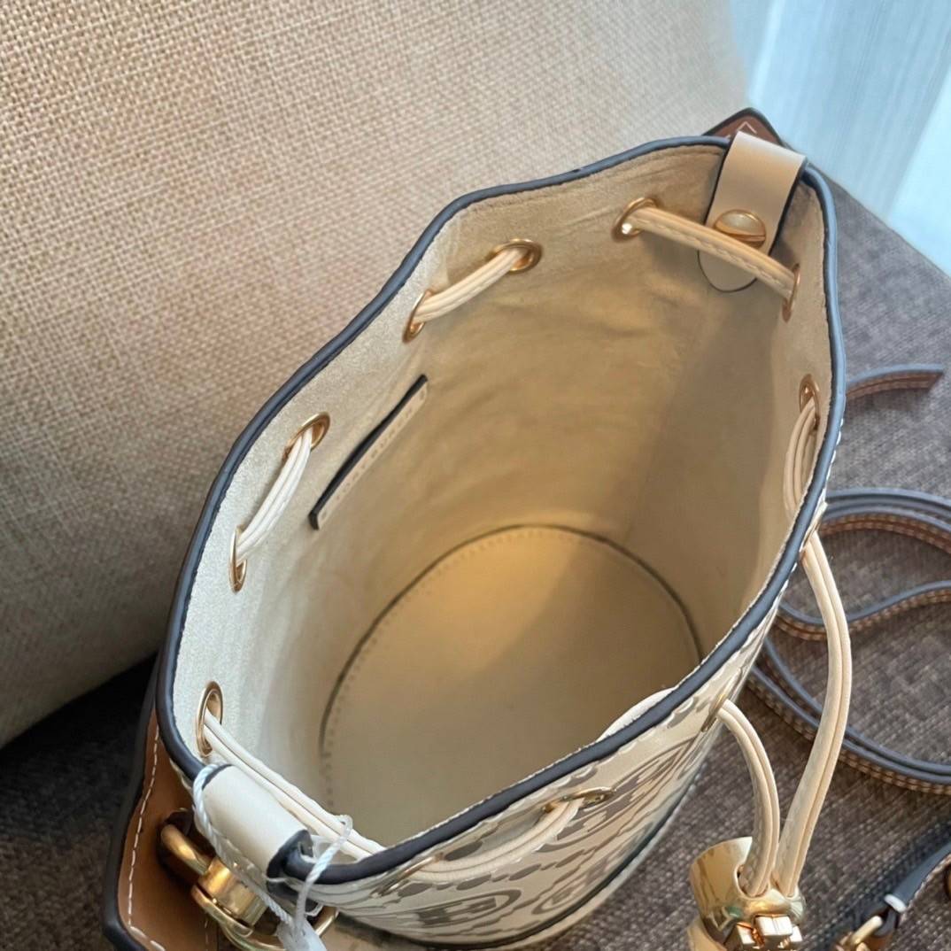 Tory Burch T Monogram Embossed Mini Bucket Bag กระเป๋าทรงถังขนาดเล็ก ประดับด้วยลวดลายอันเป็นสัญลักษณ์ของแบรนด์ ถูกประดิษขึ้นด้วยความพิถีพิถันวัสดุหนังอย่างดี ด้านในบุด้วยหนังไมโครซูแอคเนื้อนุ่มทำความสะอาดง่าย อะไหล่ทองหรูหรา มาพร้อมสายยาว ปรับสายได้ ถอดสา