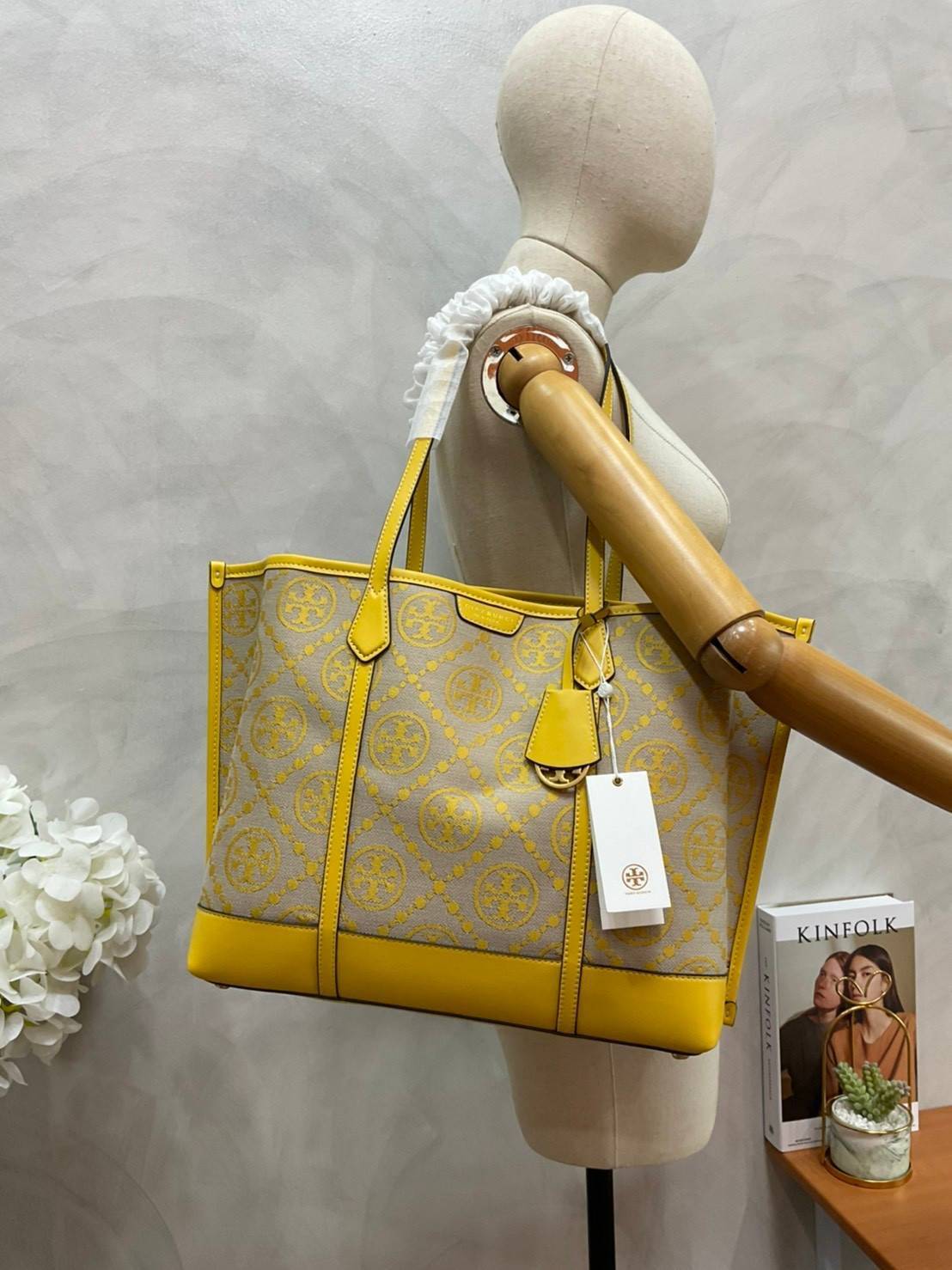 TORY BURCH T MONOGRAM TRIPLE - COMPARTMENT TOTE กระเป๋า/สะพายไหล่ทรง SHOPPING BAG วัสดุผ้าผ้าแคสวาสปักลายสัญลักษณ์แบรนด์ ตั้งอยู่ทรง สวยหรู ดูแพง จุของได้เยอะมาก ภายในแยกเป็น 2 ช่องหลัก 1 ช่องซิปตรงกลาง แบ่งเป็นสัดส่วนใช้งาน