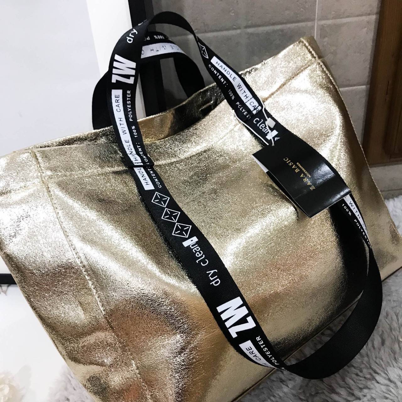 Zara shopper bag กระเป๋าสะพายสี mettalic สุดชิค จากแบรนด์ Zara ค่ะ น้ำหนักเบา สาย print สีดำลายเพิ่มดีเทล มีสายสะพายไหล่ ภายในโล่งกว้าง เปิดปิดด้วยกระดุมแม่เหล็ก ใบนี้จะใช้ไปเรียน ไปทำงานหรือไปเที่ยวก็เหมาะค่ะ