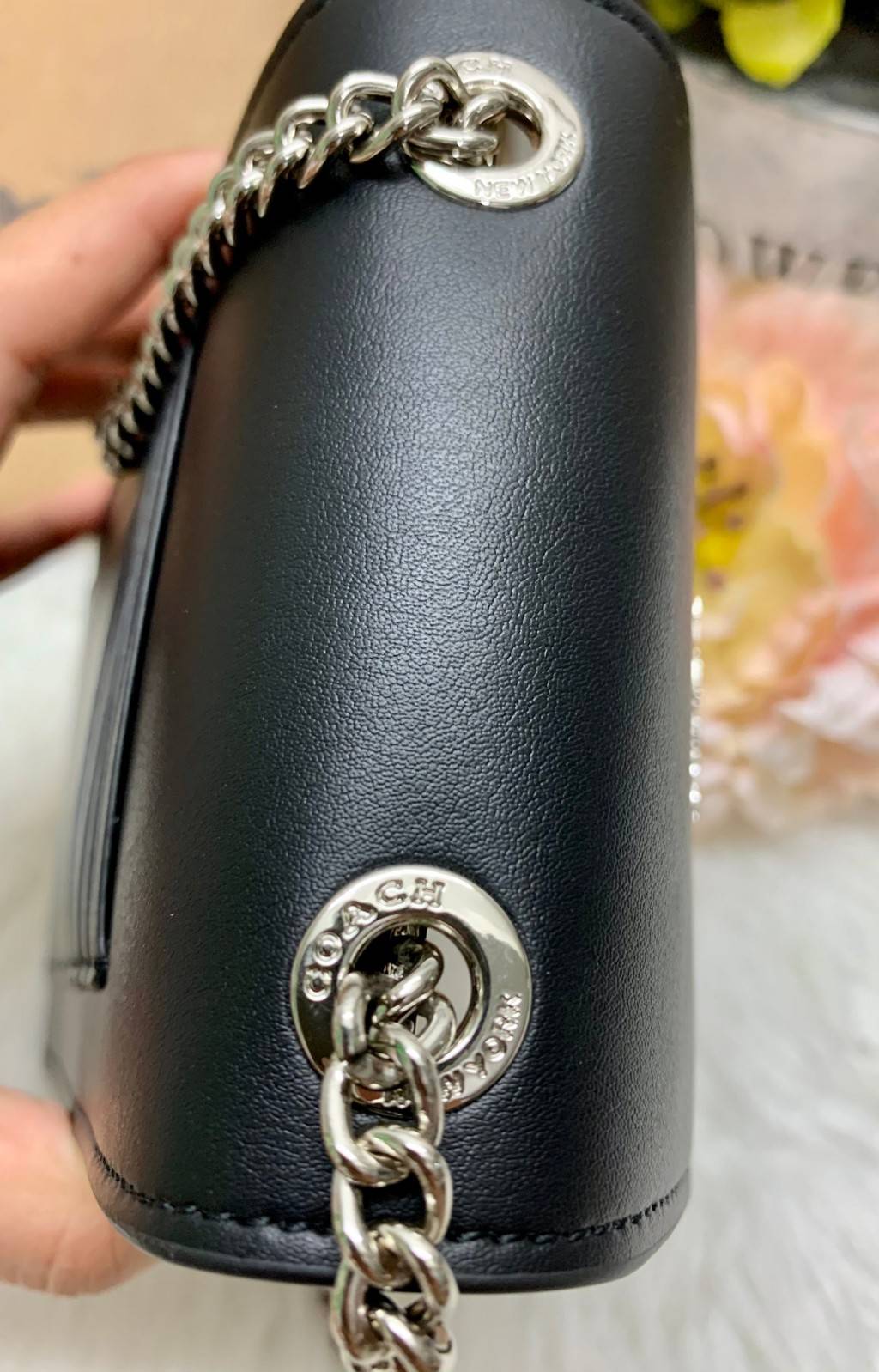 COACH PHONE CASE CROSSBODY BAG ((73486//76988//76357//39955//91046)) COACH NORTH/SOUTH CROSSBODY IN SIGNATURE CANVAS กระเป๋าใส่โทรศัพท์รุ่นนี้ มีความโดดเด่นทั้งดีไซน์และคุณสมบัติในการใช้งาน ด้วยลวดลายที่มีซิกเนเจอร์เป็นเอกลักษณ์แล้ว ด้านหลังยังมีช่องใส่กา