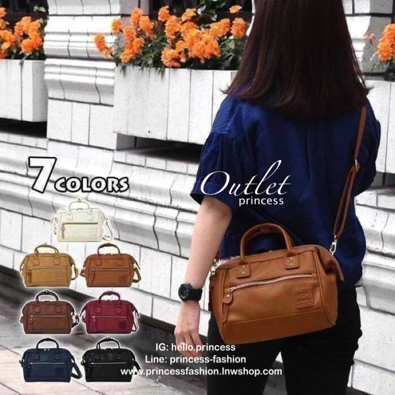 Anello polyester 2 way mini boston bag จากแบรนด์ดังในประเทศญี่ปุ่น กระเป๋าสไตล์คลาสสิค มีโครงปากกระเป๋ากว้างเป็นสัญลักษณ์ วัสดุหนังpu กันน้ำได้ ภายในมีช่องใหญ่และช่องเล็กด้านข้าง2ช่อง เปิดปิดด้วยซิปคู่ มีตัวล้อคที่หูจับ ด้านหน้ามีช่องซิปเล็กใช้งานได้จริง 