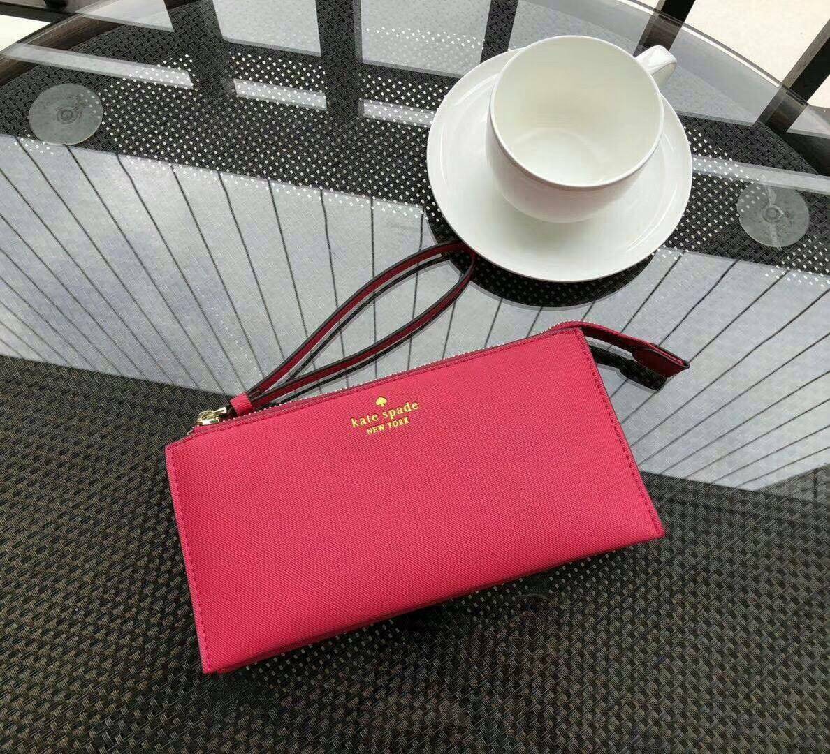 KATE SPADE Wallet Clutch Bag กระเป๋าทรงคลัชสุดคุ้มหนัง Saffiano ด้านหน้ามีโลโก้แบรนด์ มาพร้อมสายคล้องมือ เปิดปิดด้วยซิปสะดวกใช้ สามารถใส่แทนกระเป๋าสตางค์ใบยาว ภายในแบ่งออกเป็น3ช่องหลัก มีช่องใส่บัตร เครื่องสำอาง เครื่องเขียน เหรียญ ไส่ไอโฟนพลัส ได้ค่ะ มีก