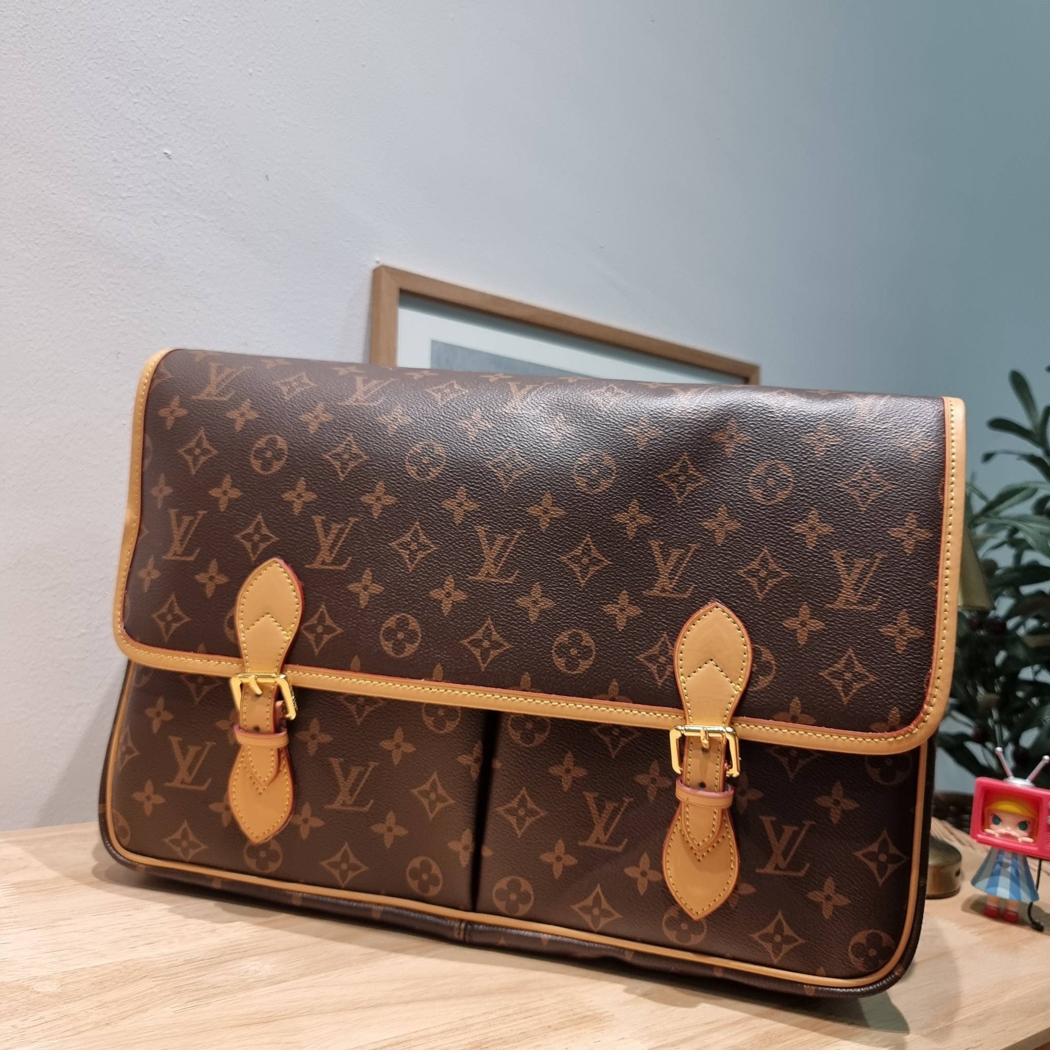 LV Vintage Monogram Sac Gibeciere GM messenger / LV GIBECIERE CROSSBODY BAG กระเป๋าสะพายข้างใบใหญ่ ทรงแมสเซนเจอร์ เอาใจหนุ่มๆ ดีไซน์วินเทจ ย้อนยุค คลาสสิคไม่มีเบื่อ วัสดุหนังแคนวาส ทนทาน