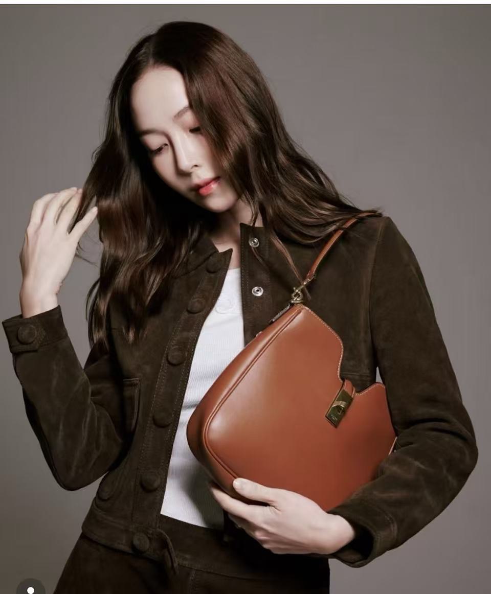 ORI หนังแท้ | CELINE SMALL CAMILLE 16 SOFT BAG IN SMOOTH LEATHER กระเป๋าสะพายรุ่นใหม่ล่าสุดของไลน์ 16 soft รูปทรงแบบโฮโบที่มาพร้อมดีไซน์ที่ใช้งานได้จริง หรูหราและโดดเด่น ฝาพับหนังกับตัวปิดแบบ Turnlock สีทองรูปทรงคล้ายอัญมณี