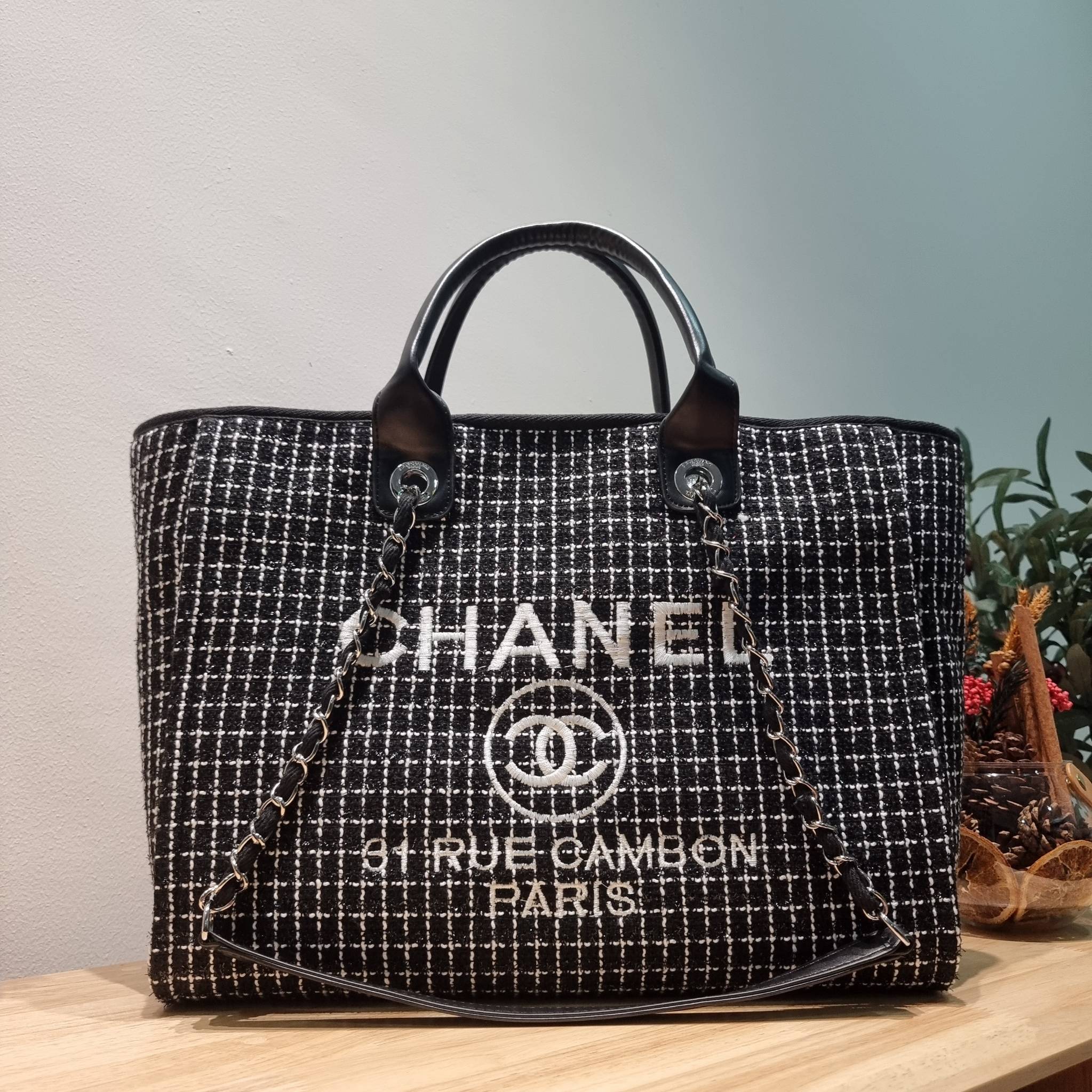CHANEL LARGE TOTE BAG / CHANEL DEAUVILLE TOTE / CHANEL TOTE BAG กระเป๋าสะพายผ้าทวิต ทรงโท้ทใบใหญ่ ต้อนรับเทศกาลท่องเที่ยวช่วงสิ้นปีนี้ ใครมองหากระเป๋าสะพายไปเที่ยว ใบนี้น้องตอบโจทย์แน่นอน ด้วยดีไซน์โทนสีที่ใช้ได้กับทุกโอกาส และขนาดกว้างที่จุของได้แบบไร้กั